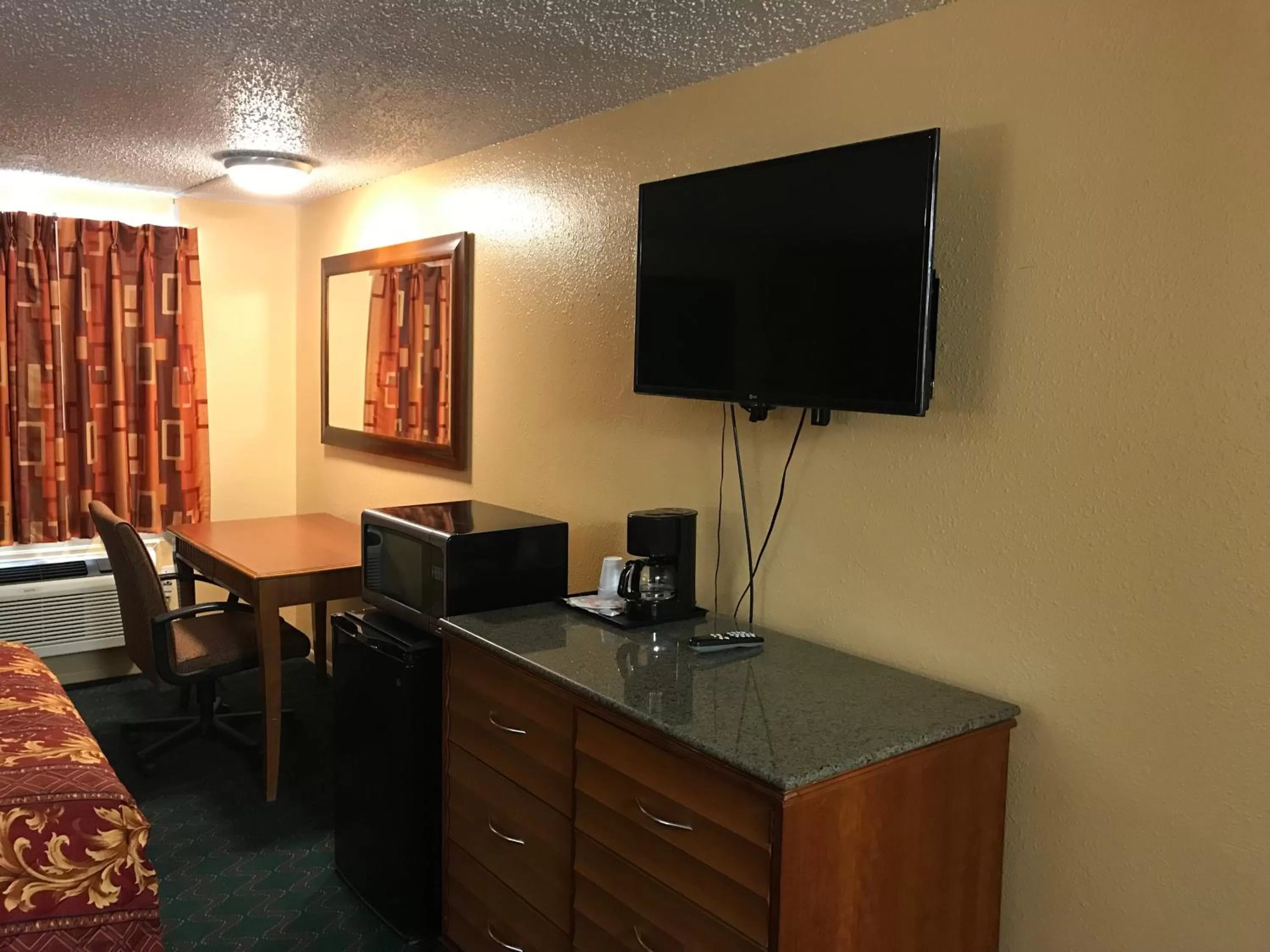 TV and multimedia in Travel Inn Weatherford