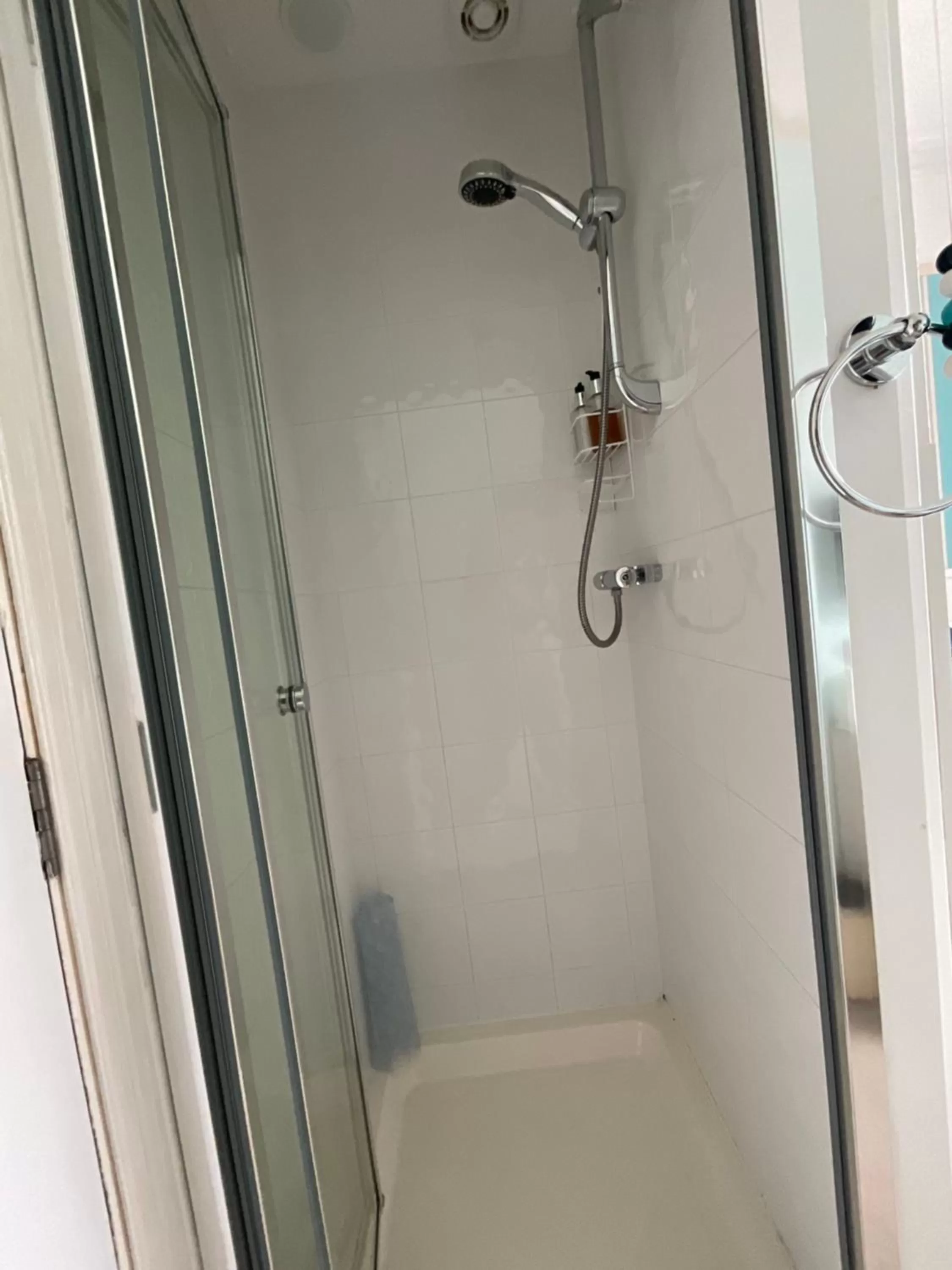 Shower in Merritt Guest House B&B