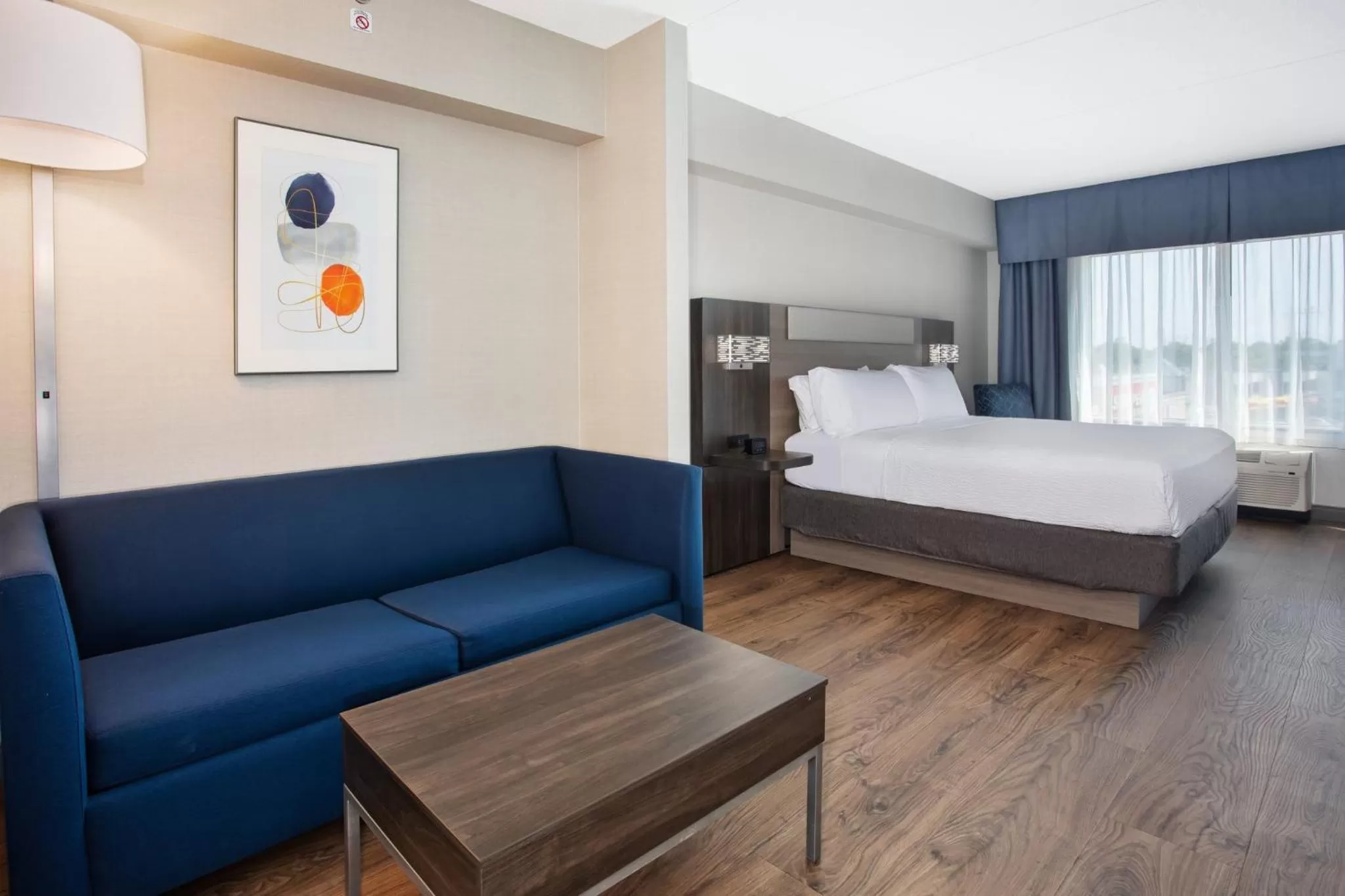 Photo of the whole room, Bed in Holiday Inn Express Kingston Central by IHG