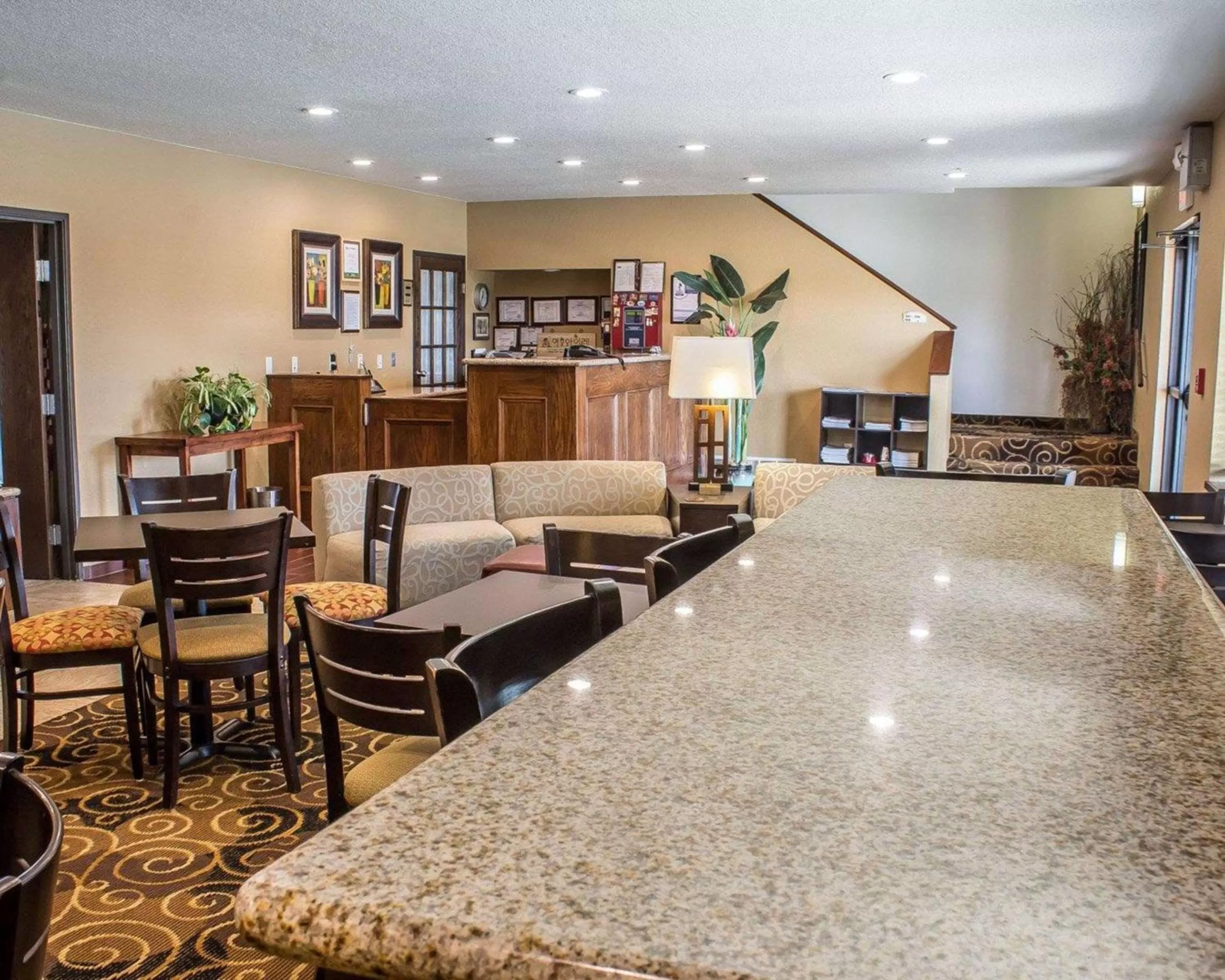 Lobby or reception in Rodeway Inn & Suites near Okoboji Lake