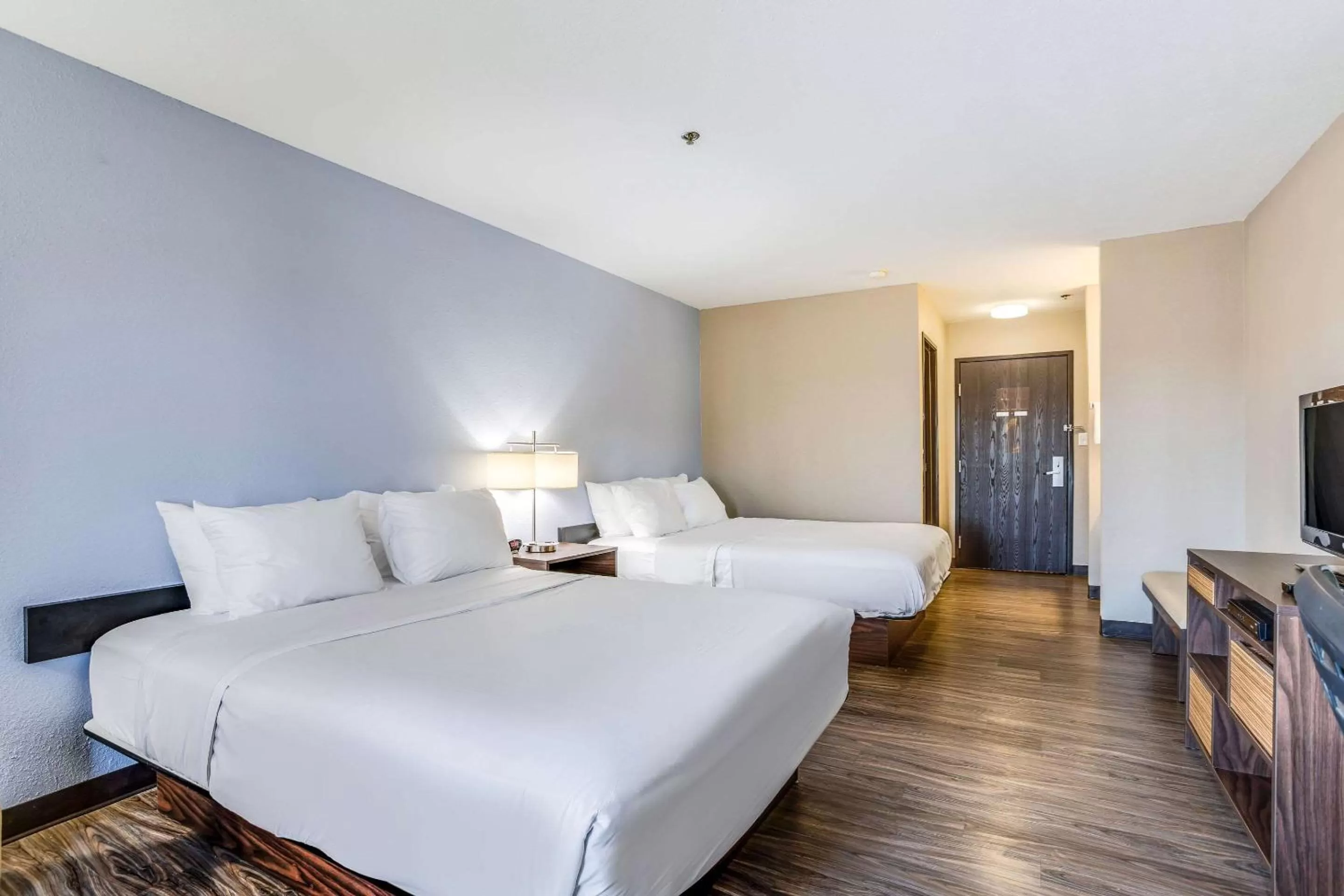 Photo of the whole room, Bed in Quality Inn Calvert City - Paducah East