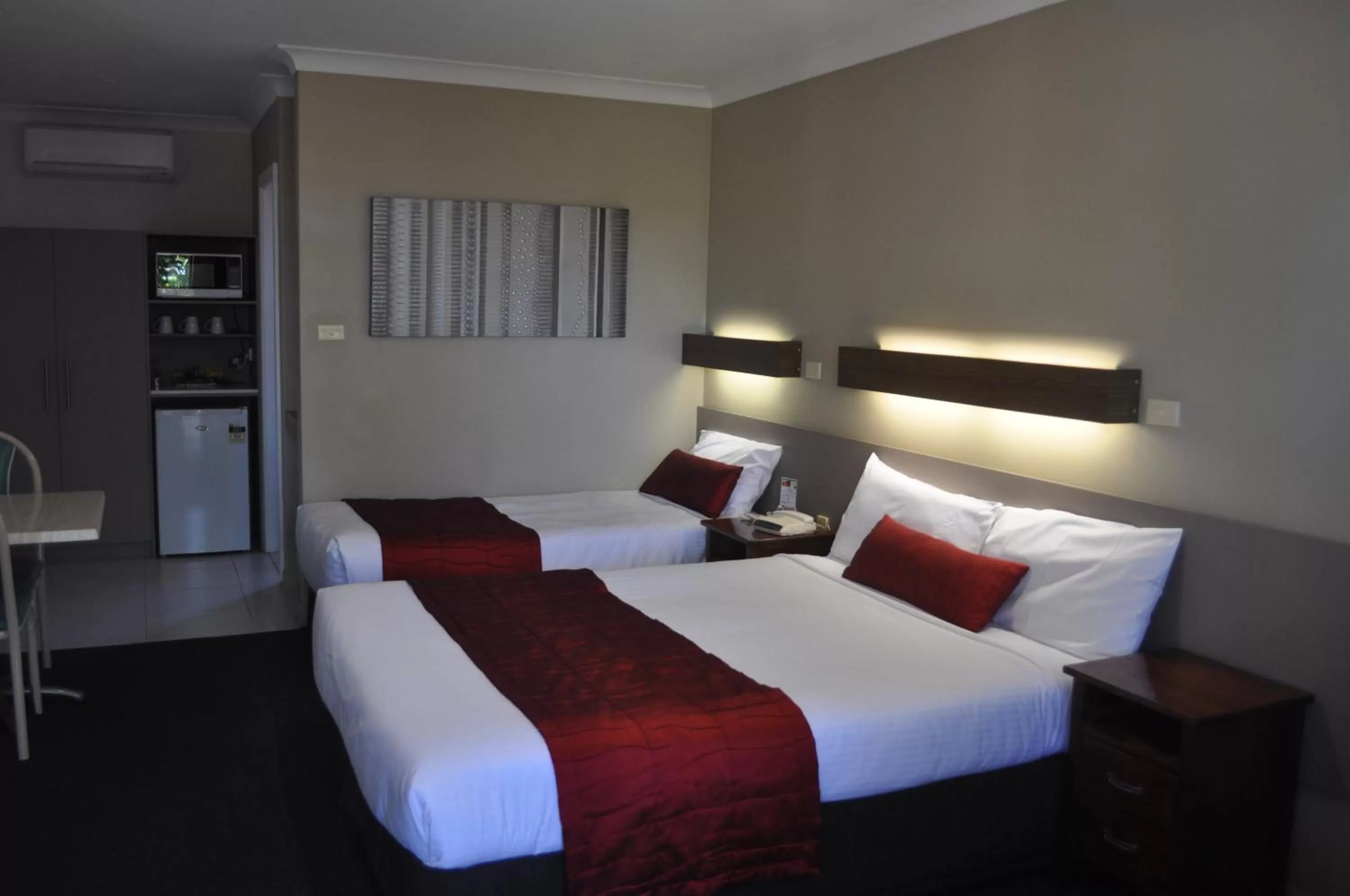 Photo of the whole room, Bed in In Town Motor Inn