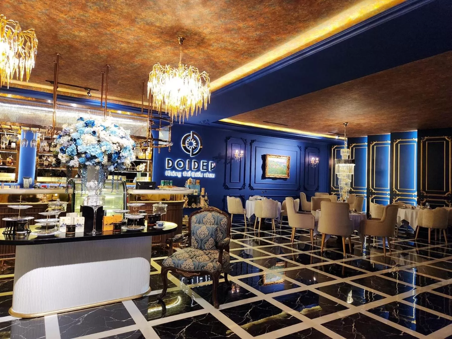 Restaurant/places to eat in La Fleur Premium Central Apartment Hotel