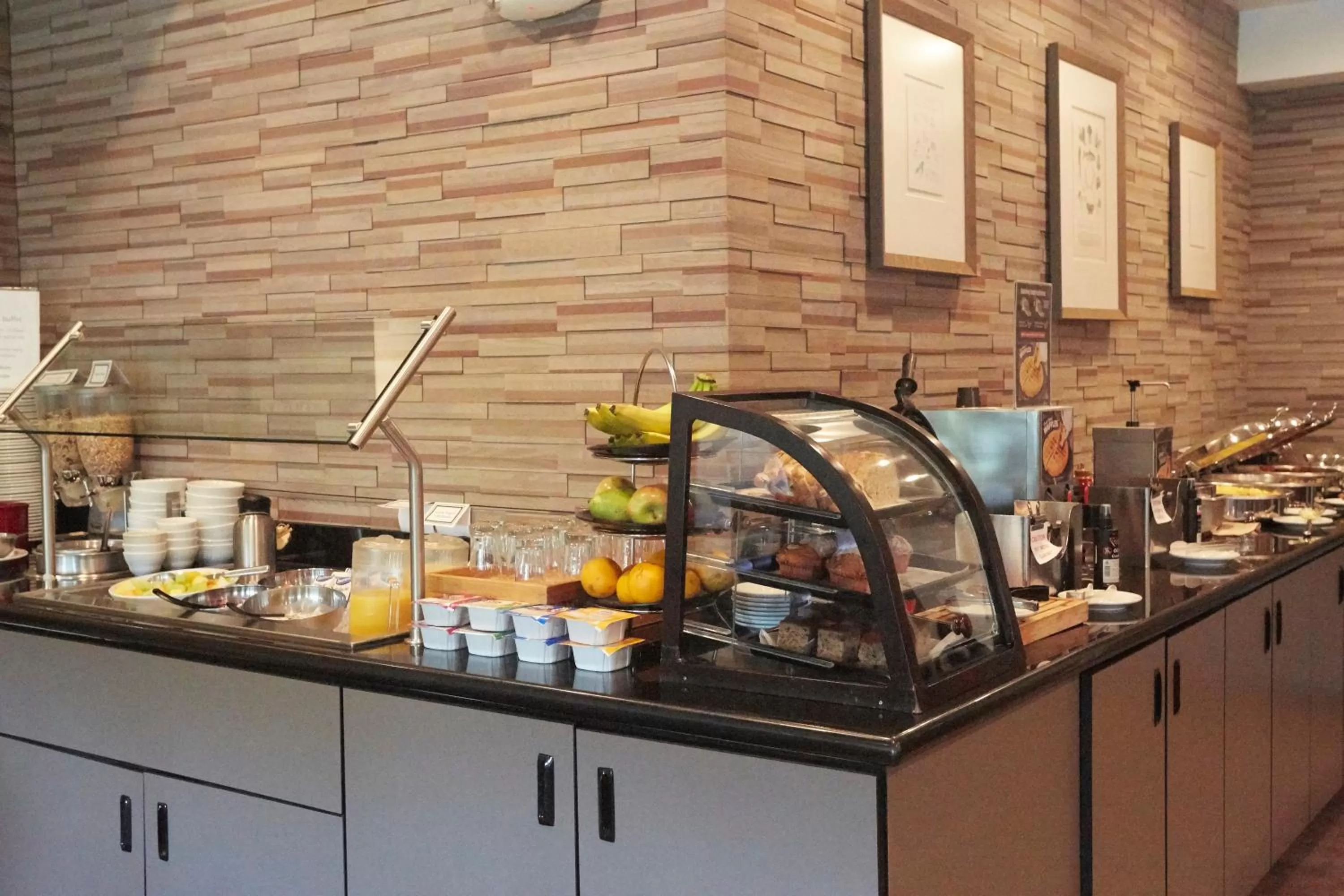 Buffet breakfast in Radisson Hotel Portland Airport