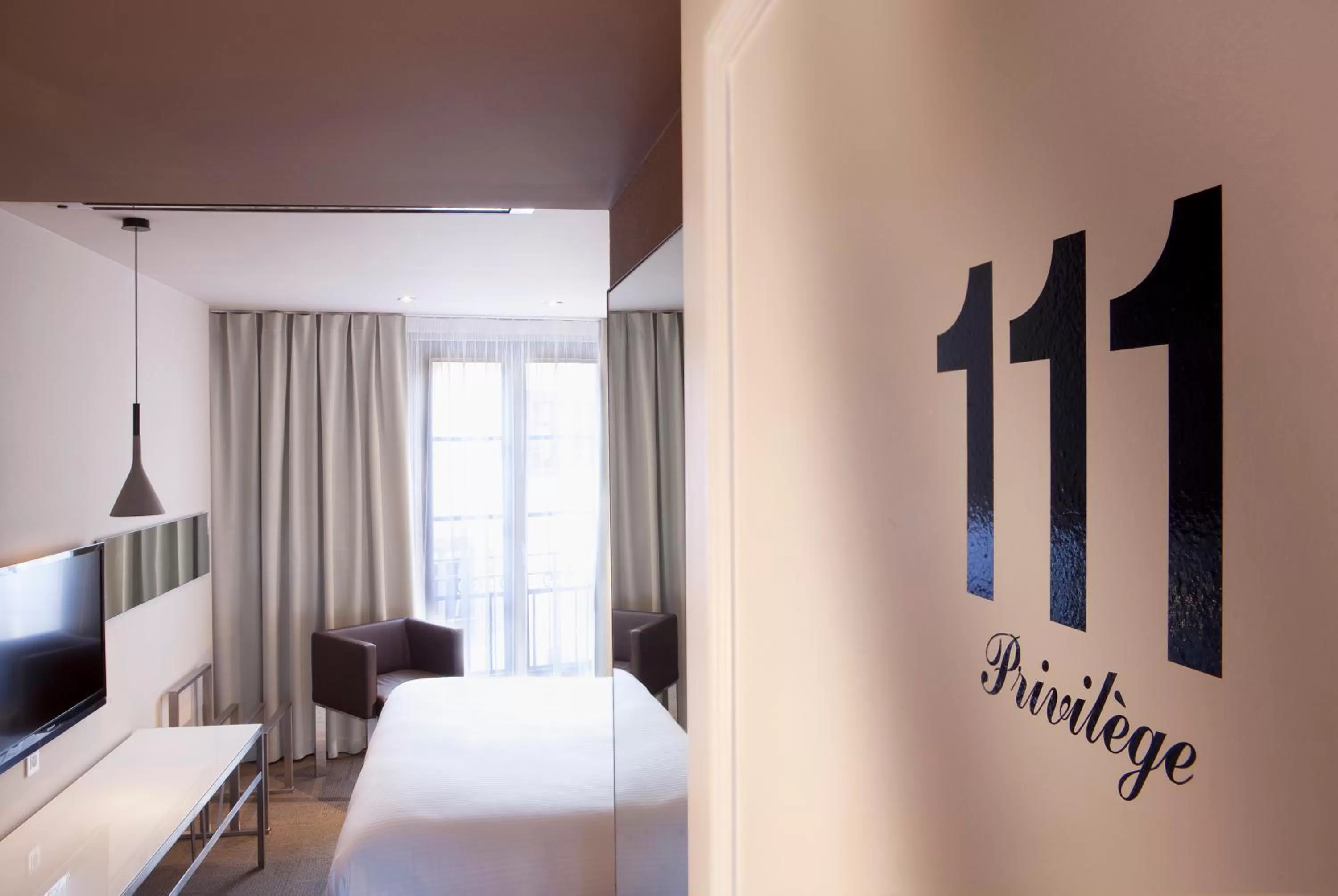 TV and multimedia, Bed in Hotel Le Colombier