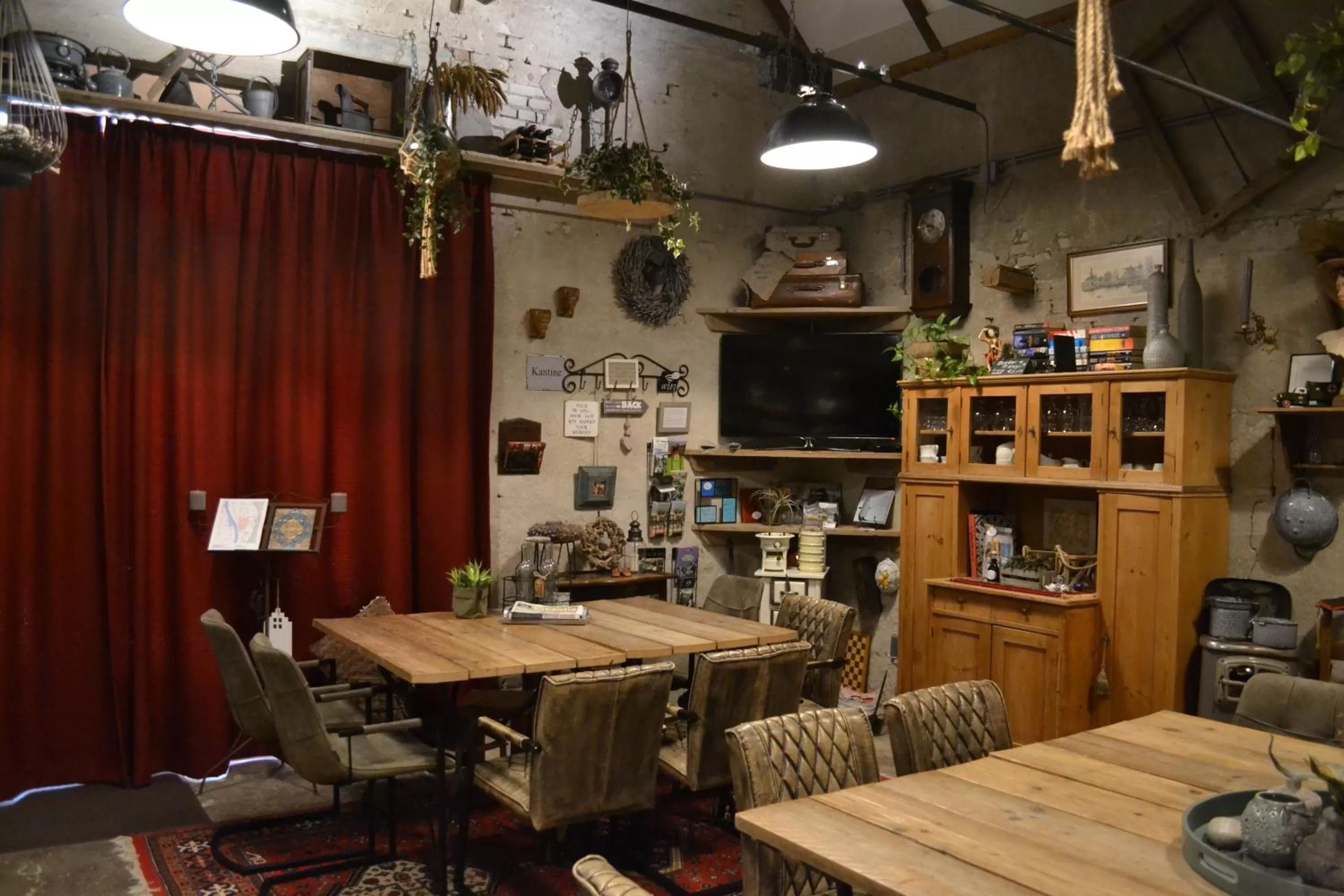 Communal lounge/ TV room in Bed & Breakfast aan de Beek