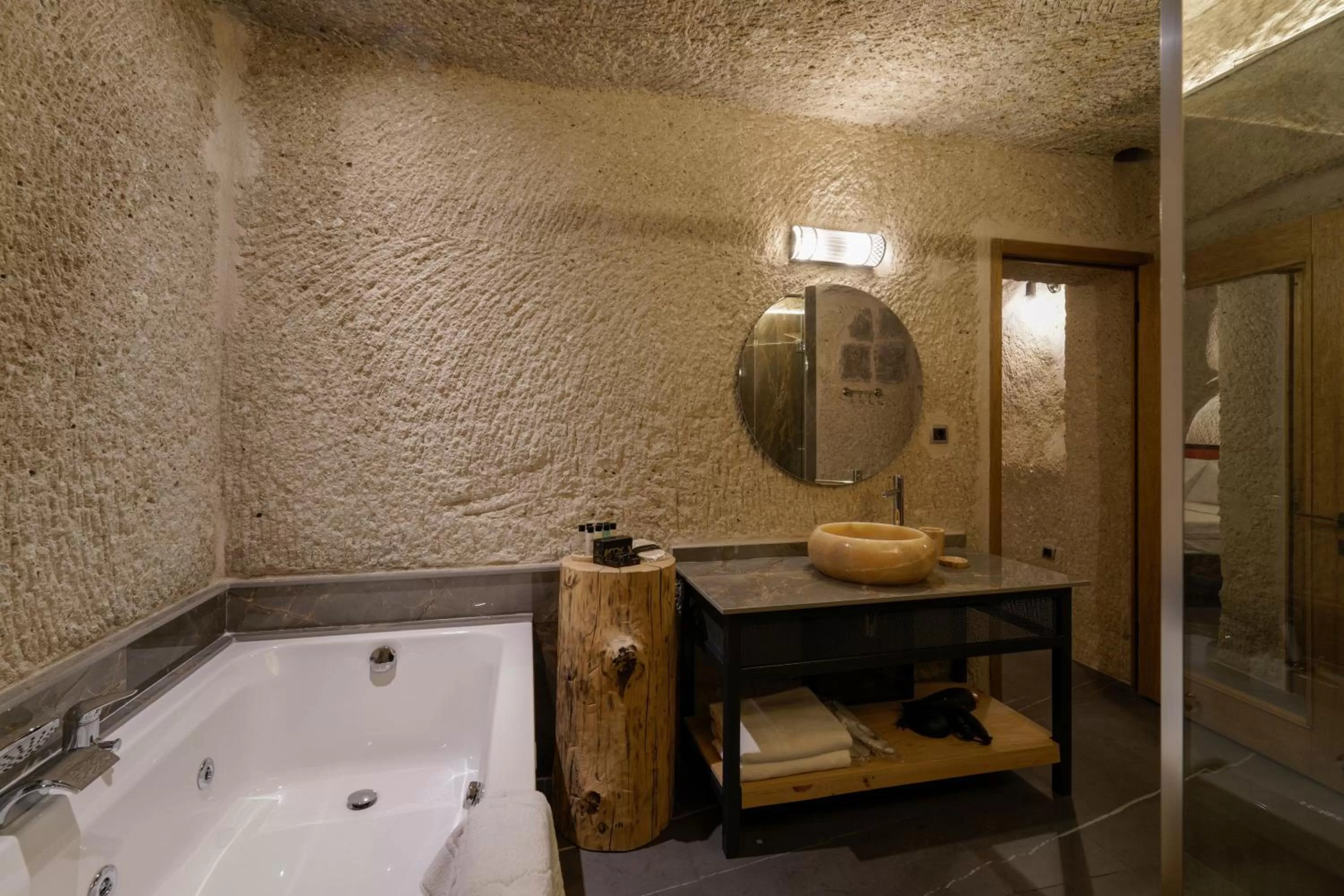 Toilet in The Niche Cave Hotel