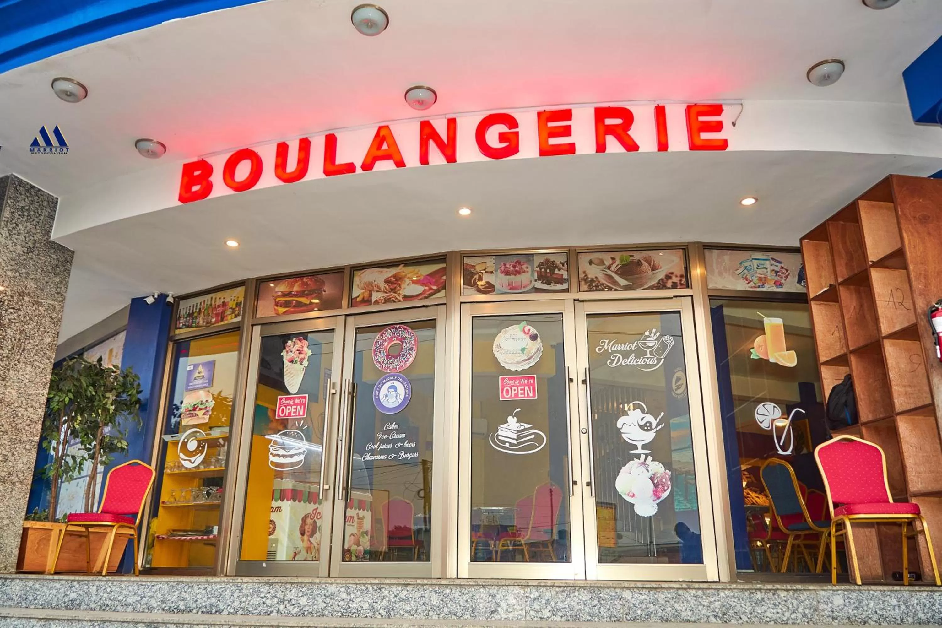 Restaurant/places to eat in Marriot Metropolitan Hotel