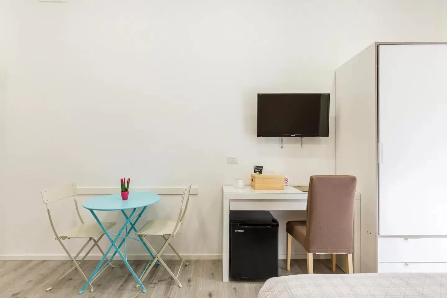 TV and multimedia, TV/Entertainment Center in b&b don Mimì