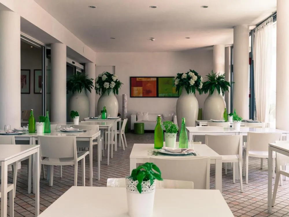 Restaurant/places to eat in Hotel Principe