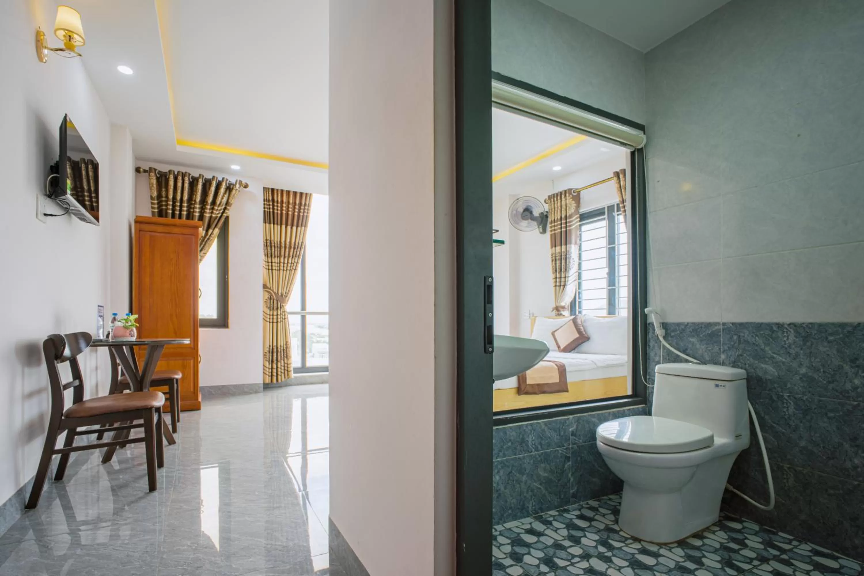 Living room, Bathroom in Phú Xuân Hotel