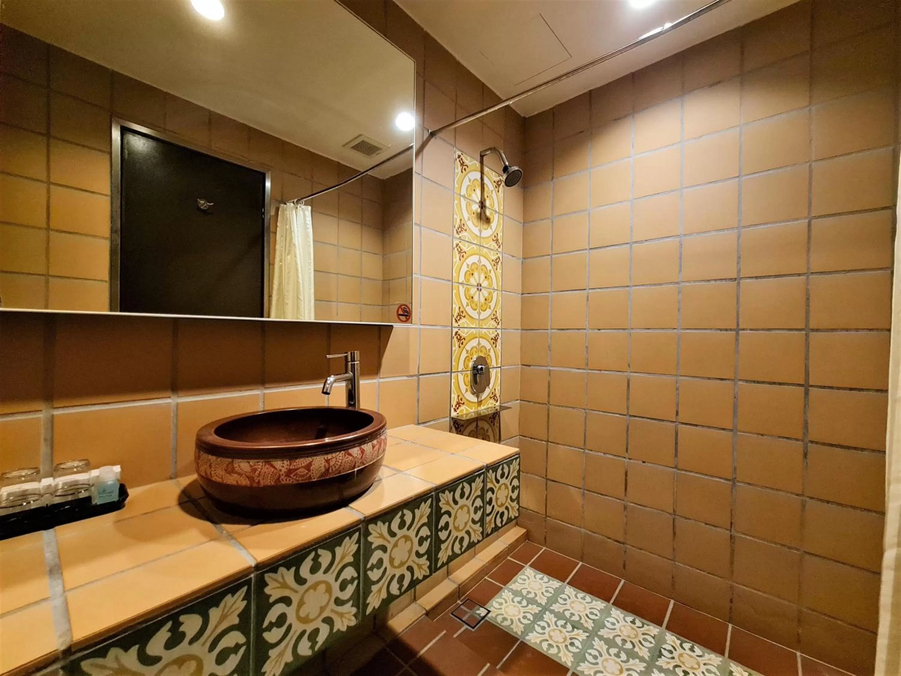 Shower in Swan Garden Hotel