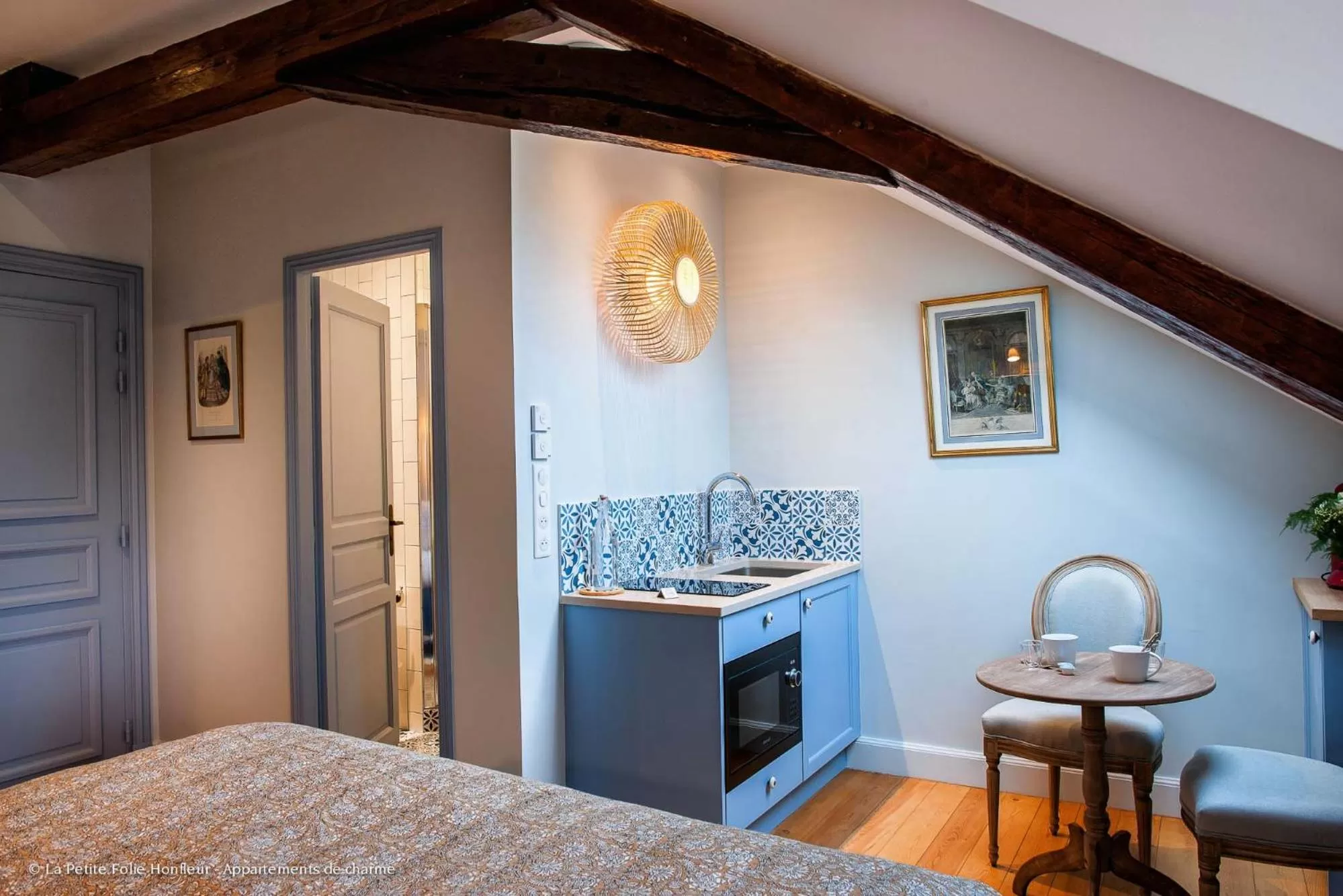 Kitchen or kitchenette, Bed in La Petite Folie