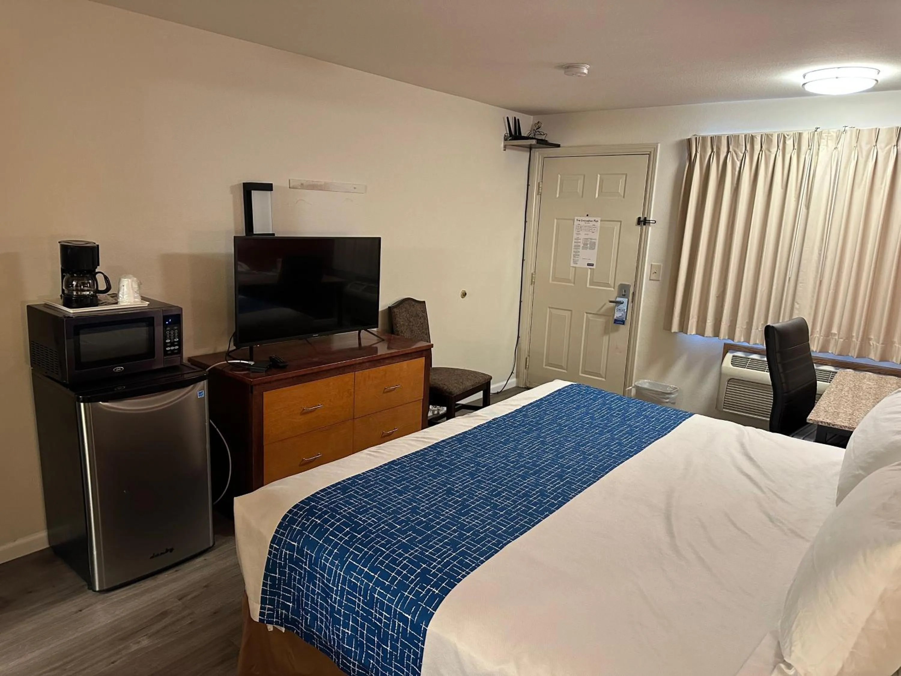 Bed in Econo Lodge Edmonds North Seattle