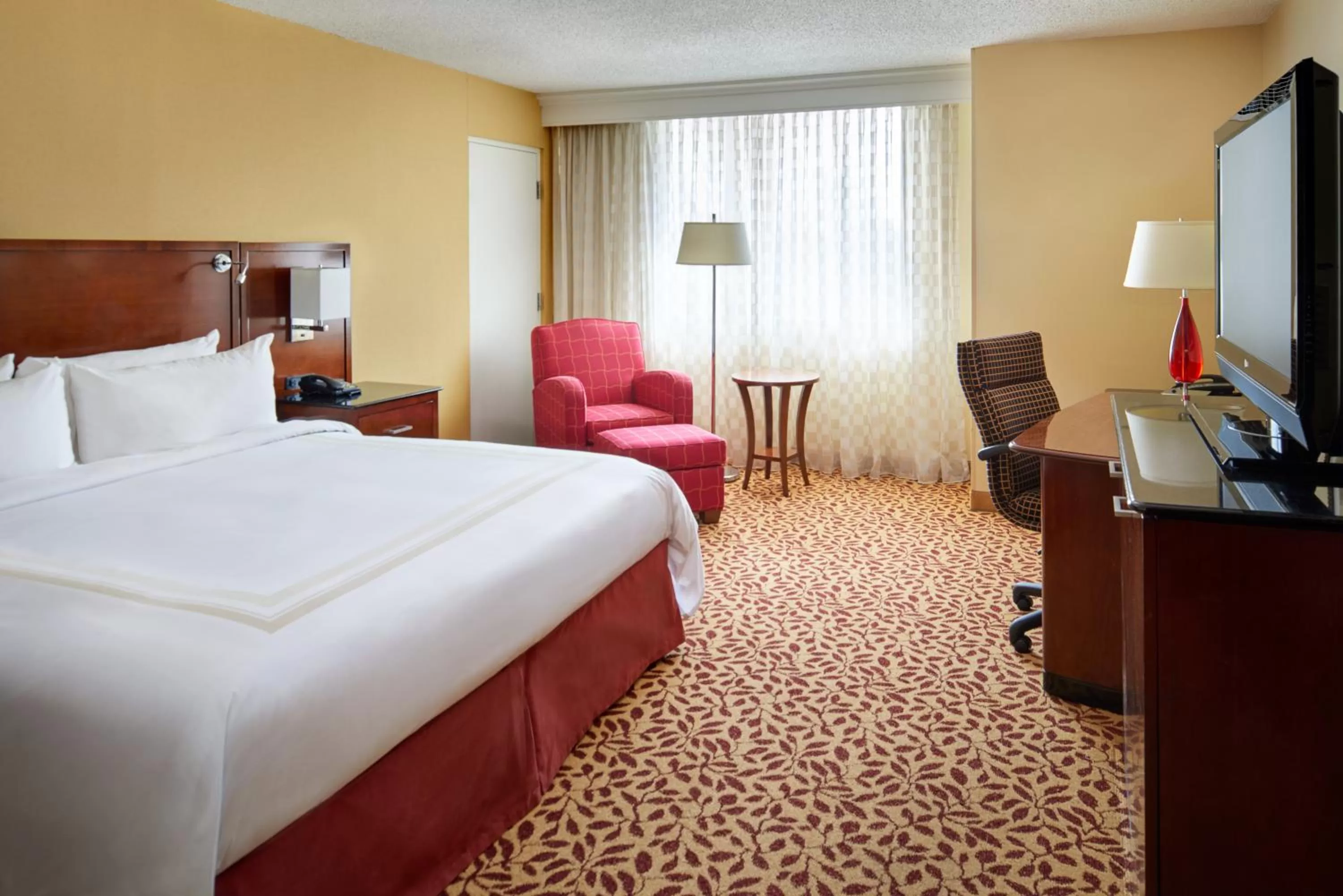 Restaurant/places to eat, Bed in Wyndham Cleveland Airport