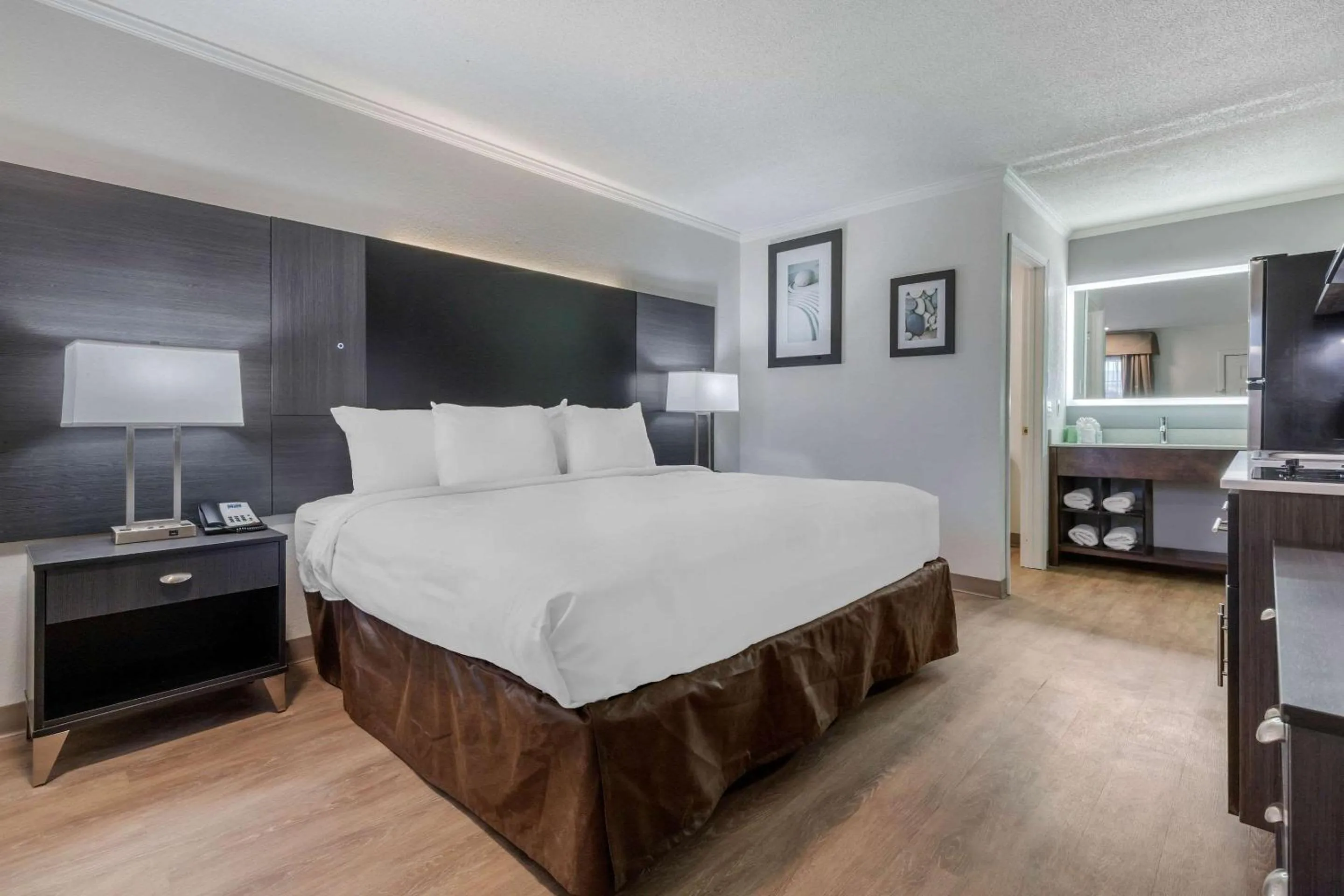 Photo of the whole room, Bed in Suburban Studios at the University