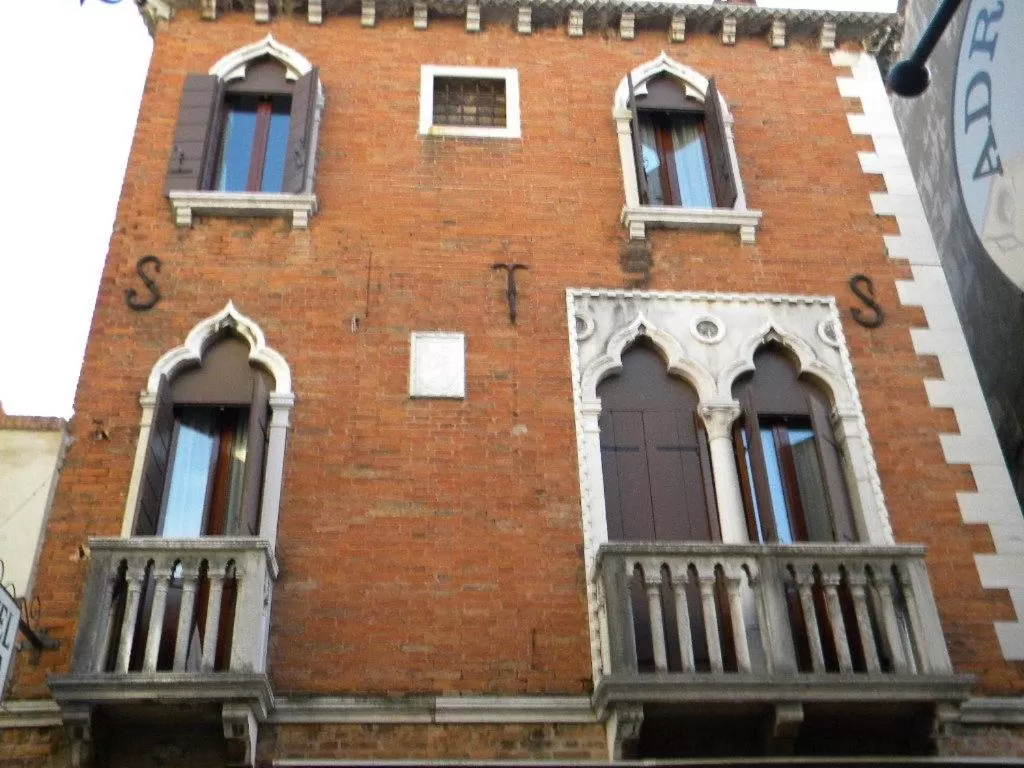 Facade/entrance in Hotel Adua