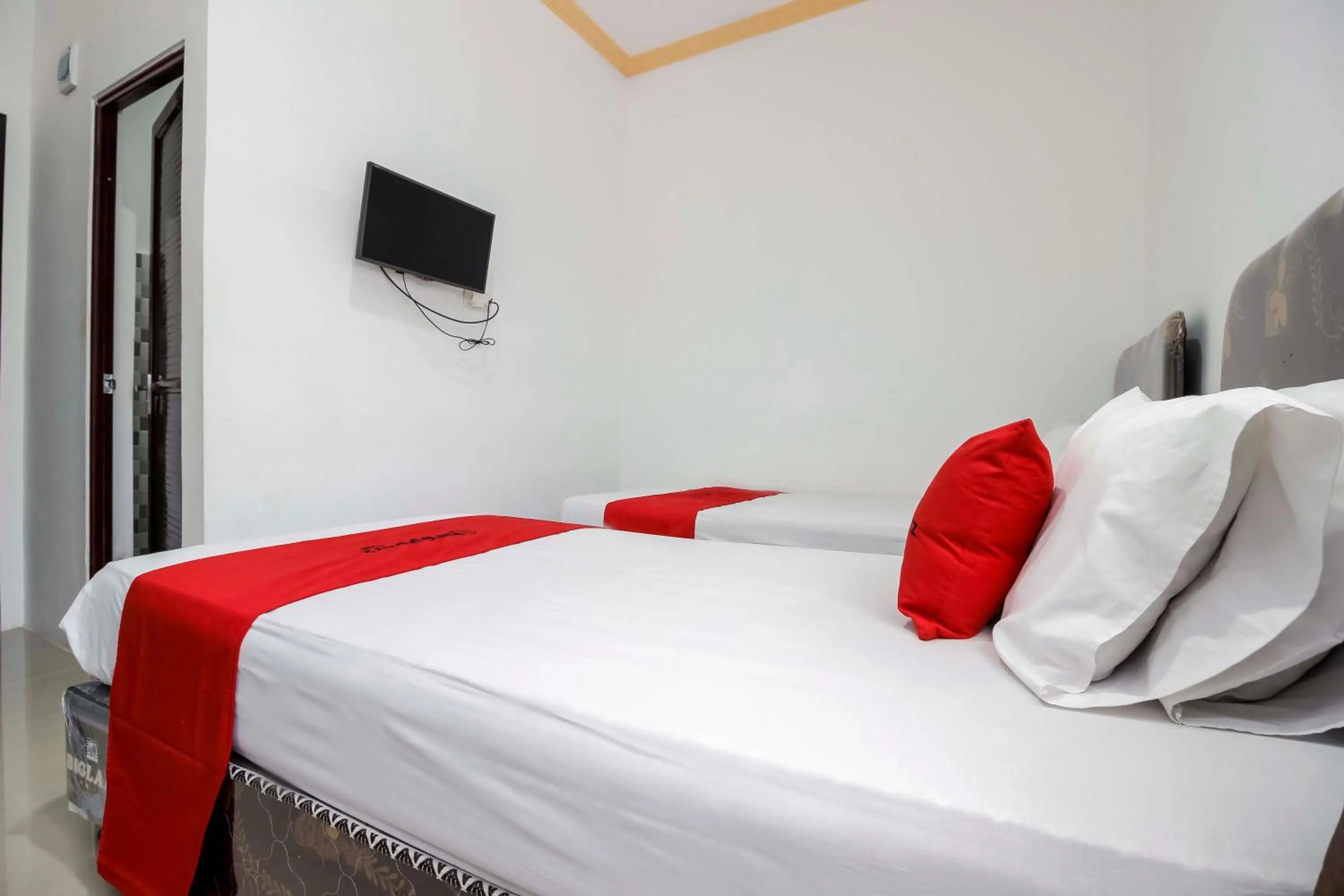 Bedroom, Bed in RedDoorz near Sam Ratulangi Airport Manado