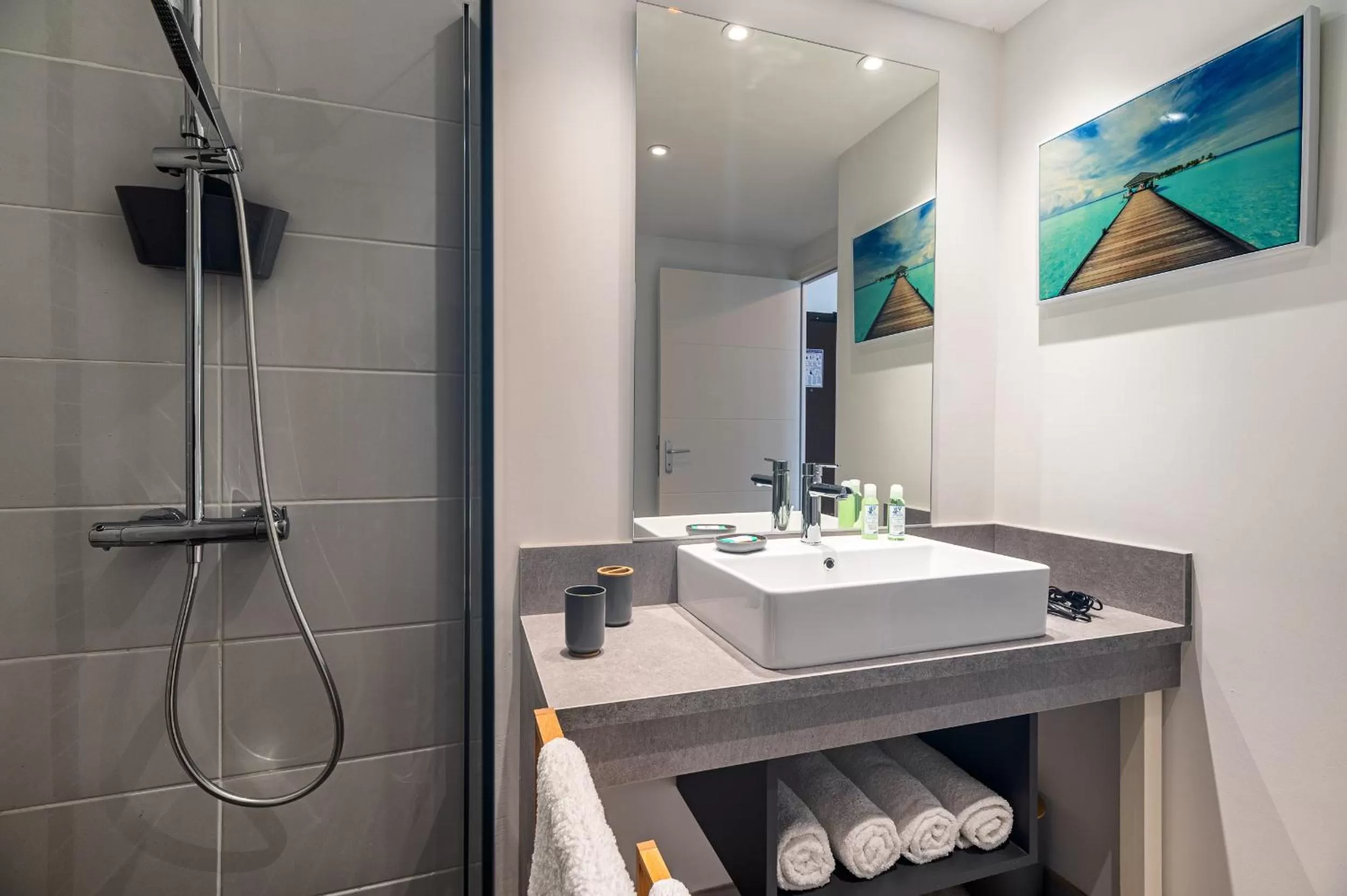 Shower, Bathroom in Résidence Hôtelière Poséidon Caraïbes