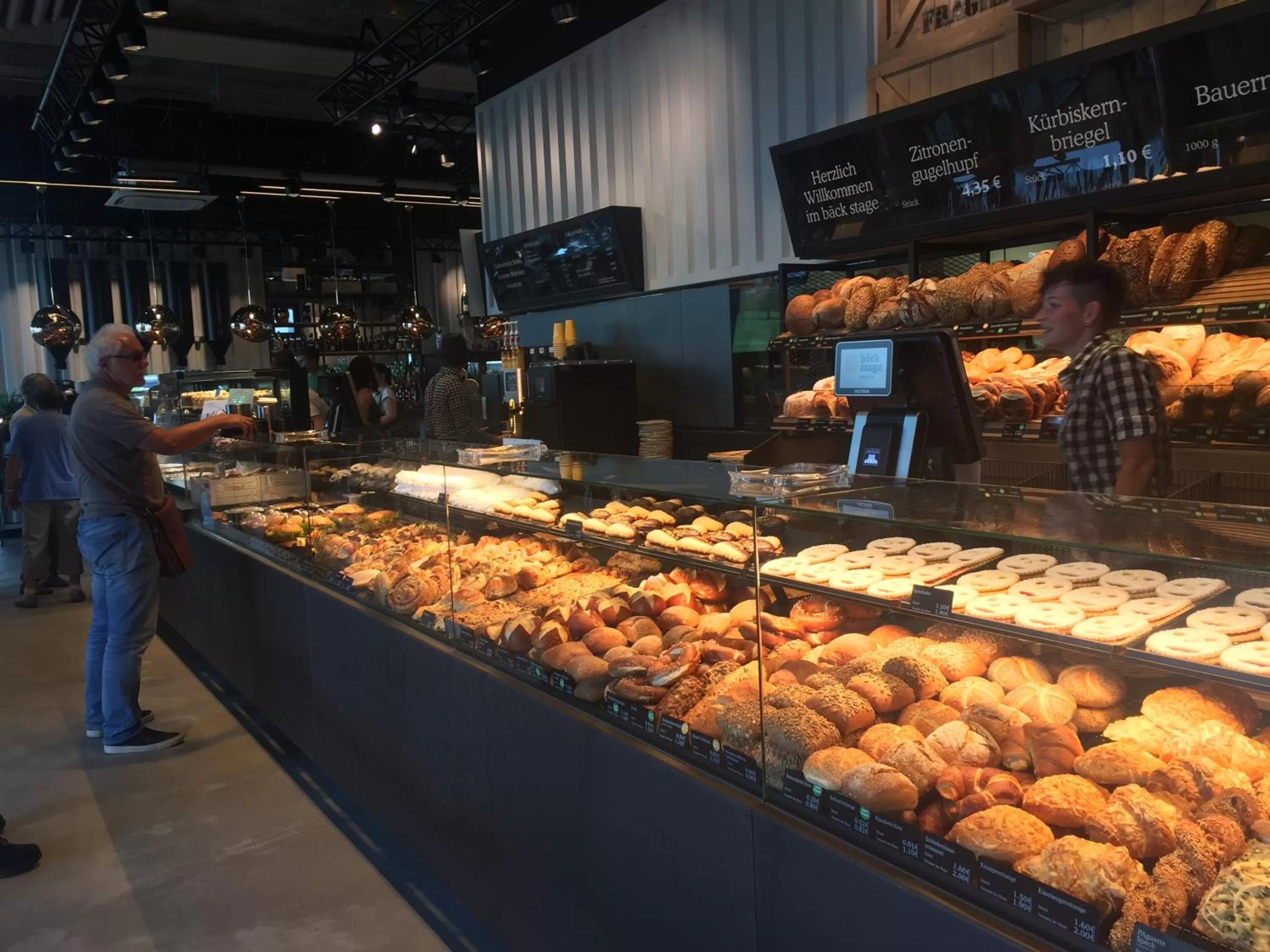 Continental breakfast in bäck stage