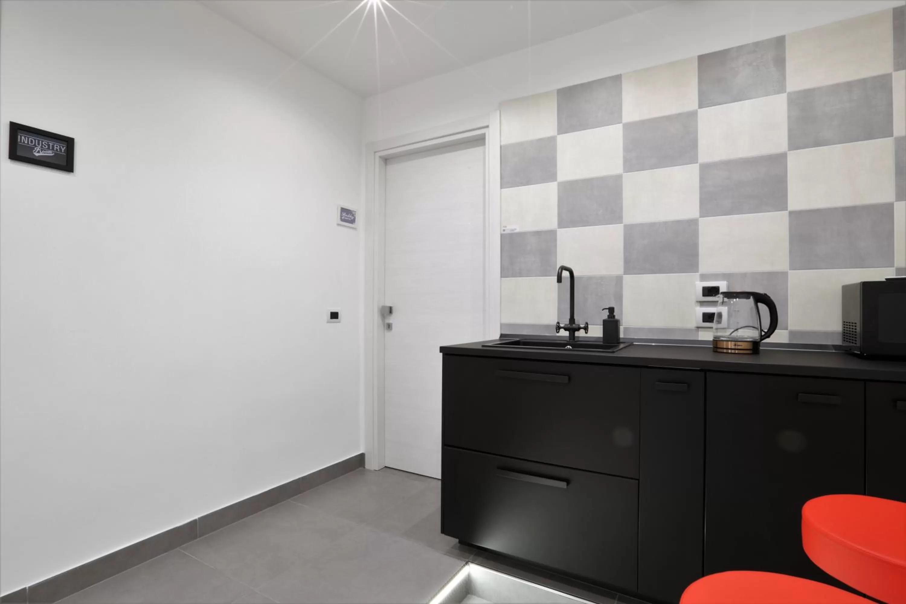 Decorative detail, Kitchen/Kitchenette in Napoli Vesuvio Apartments by Dimorra