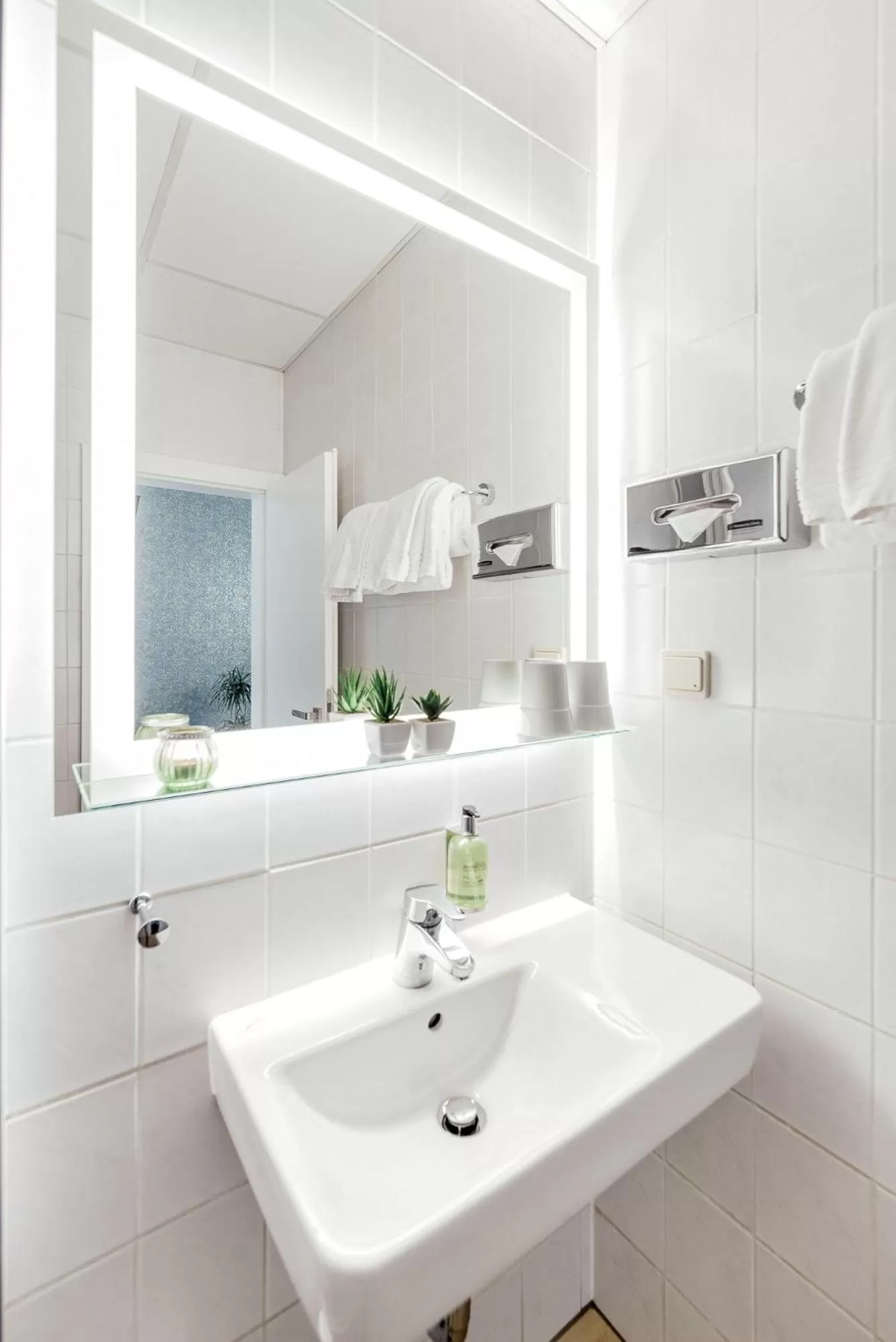 Shower, Bathroom in Pallas Hotel