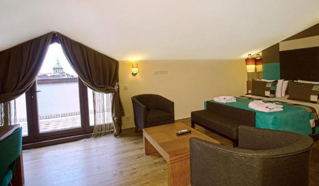 Toilet, Bed in Collage Pera Hotel