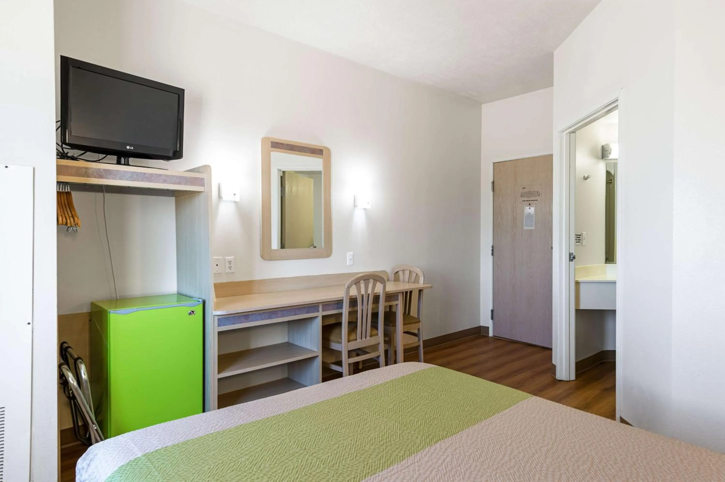 Photo of the whole room, Bed in Motel 6-Cedar City, UT