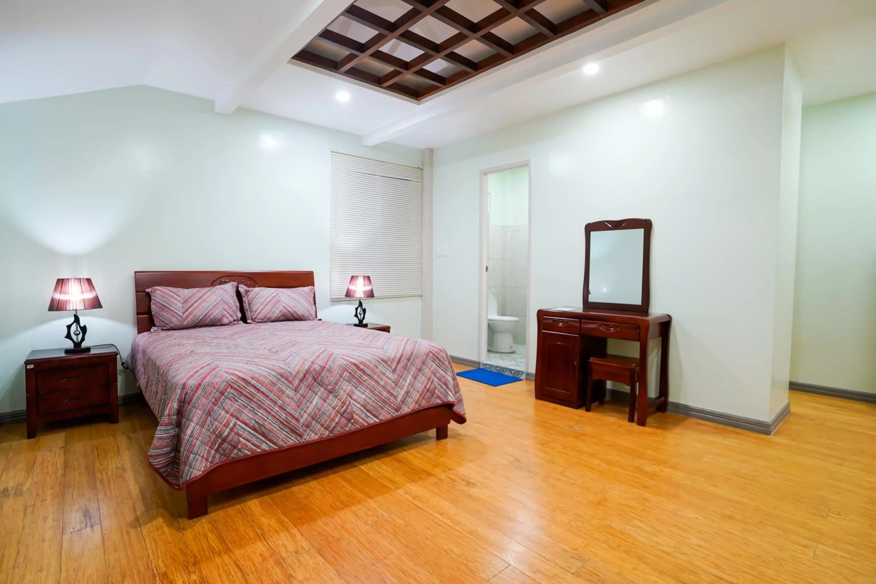 Photo of the whole room, Bed in MS Mountain Cabin