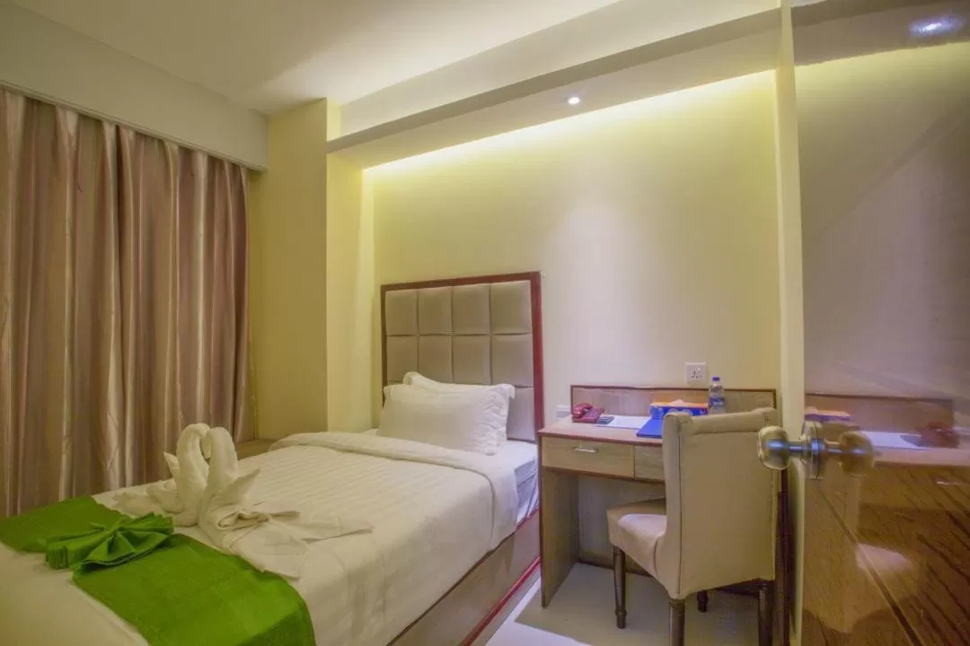 Bedroom, Bed in Hotel Mira Garden