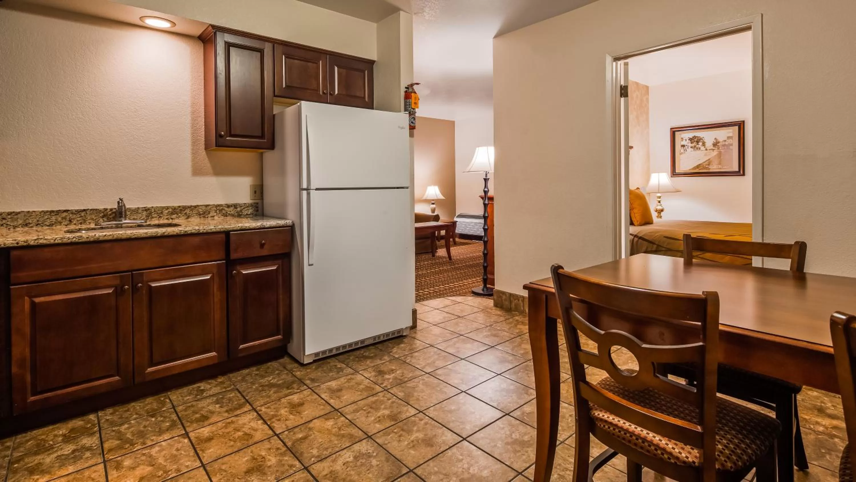 Kitchen or kitchenette in Best Western Plus Humboldt House Inn