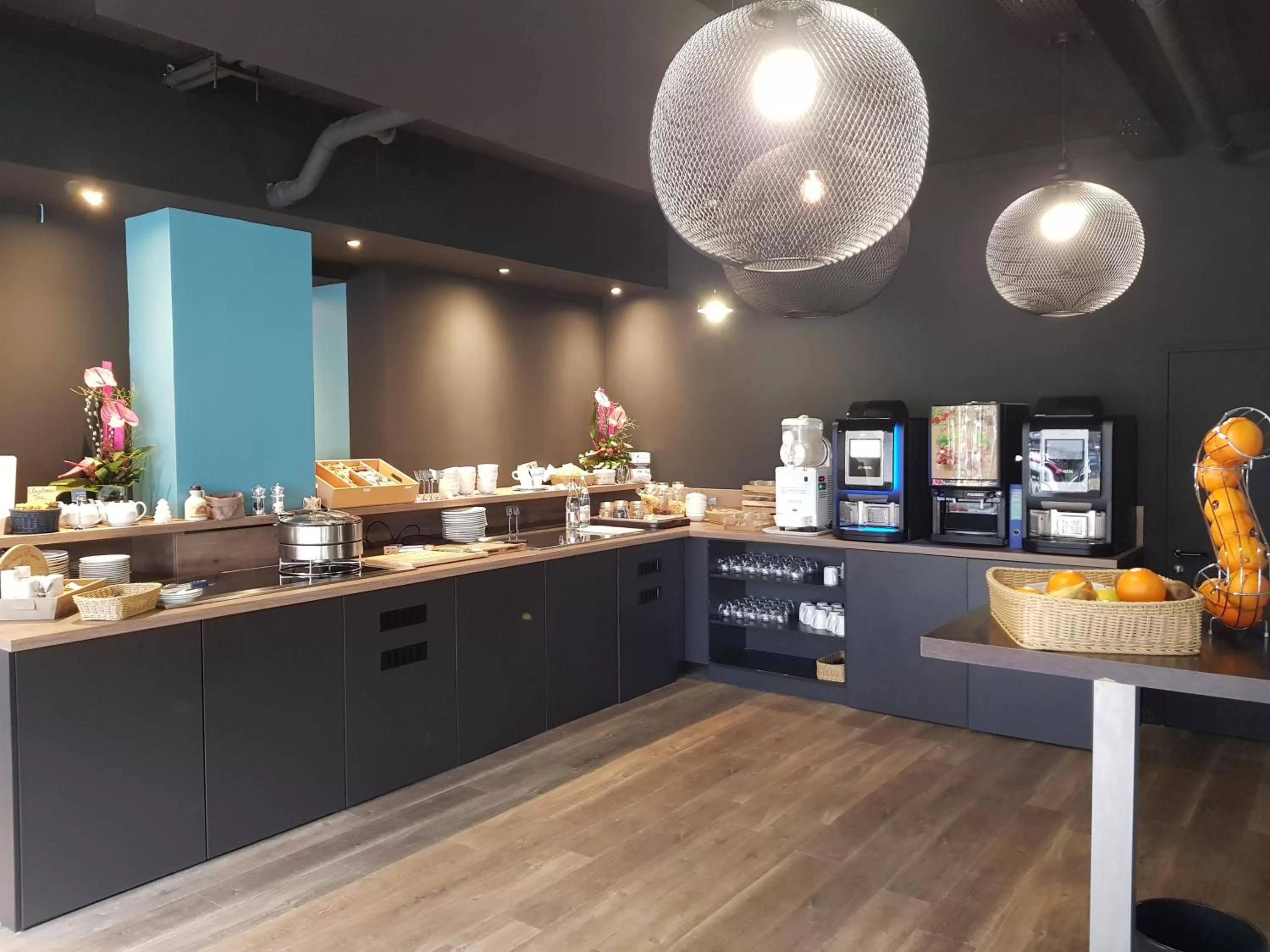 Coffee/tea facilities in Kyriad Hotel Clermont Ferrand Centre