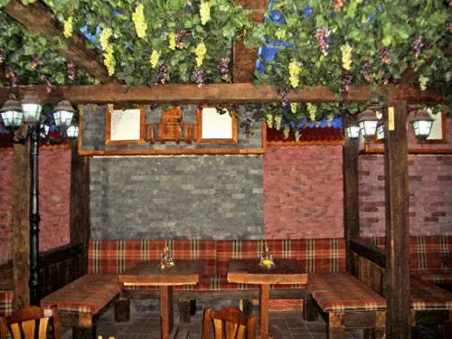 Restaurant/places to eat in California Hotel