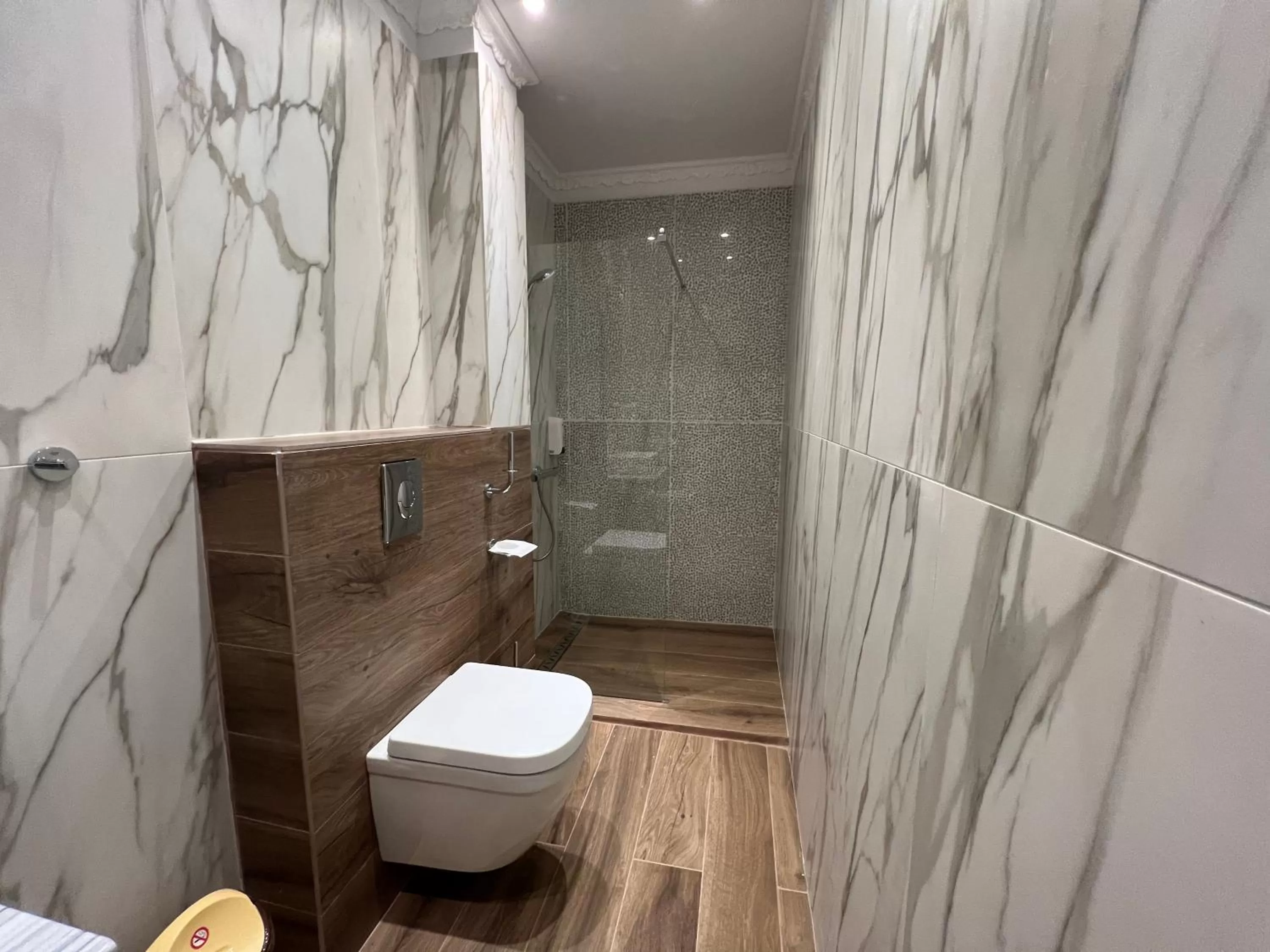 Bathroom in Hotel Boutique Cathedral Plaza Residences room for rent downtown