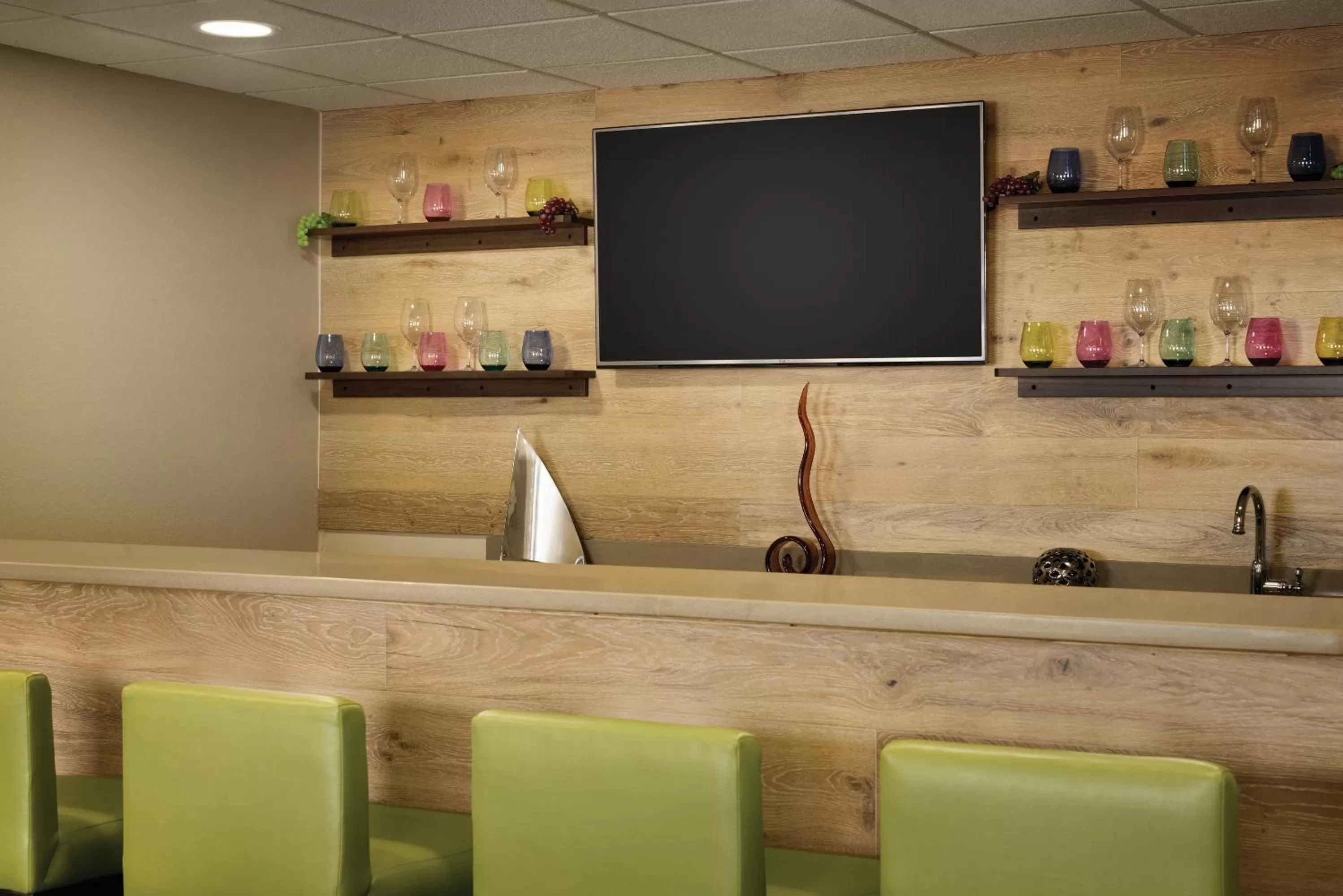 Lounge or bar in Country Inn & Suites by Radisson, Coralville, IA