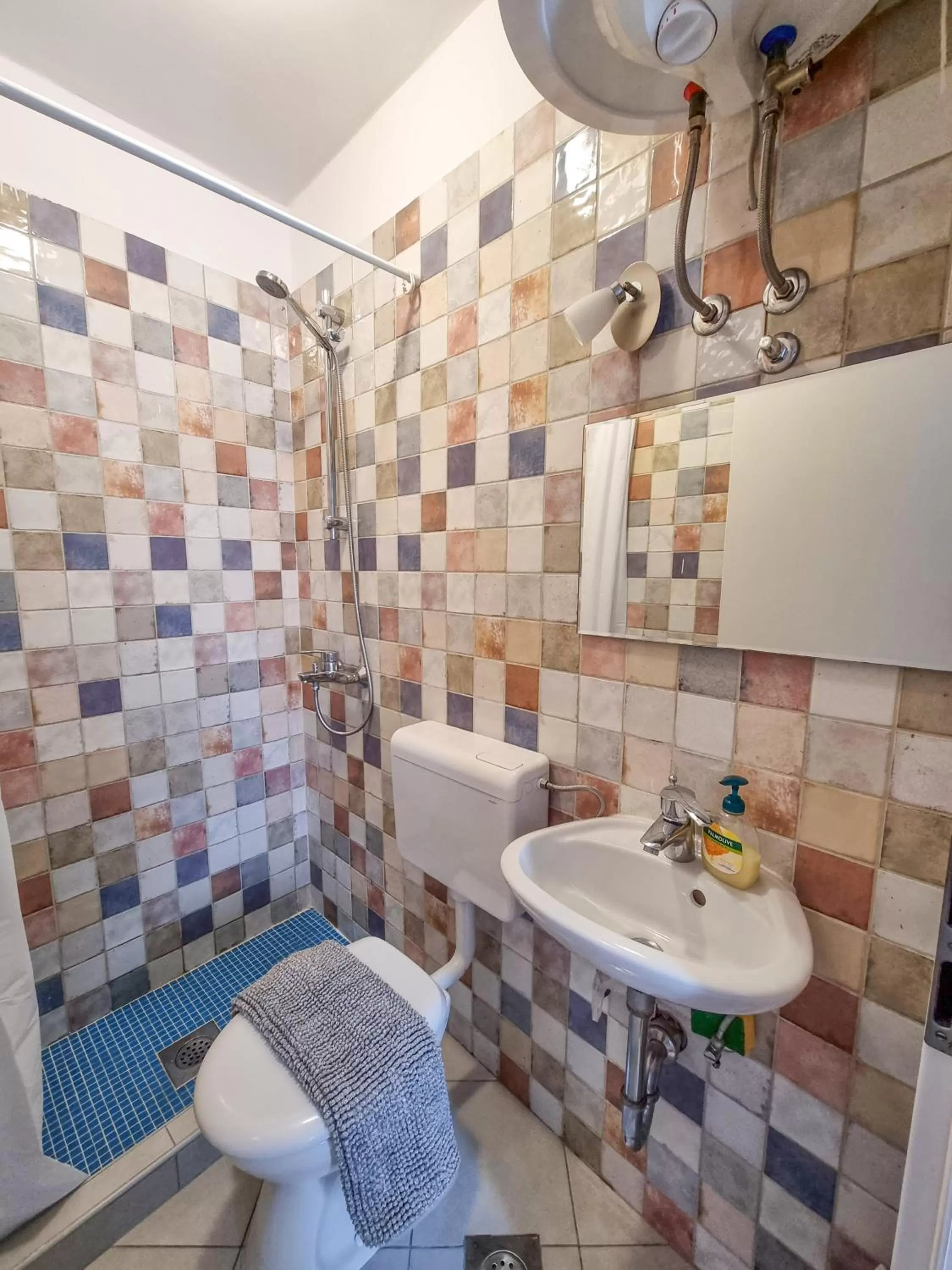 Shower, Bathroom in De Spot Guest House - Pile Old Town Gate