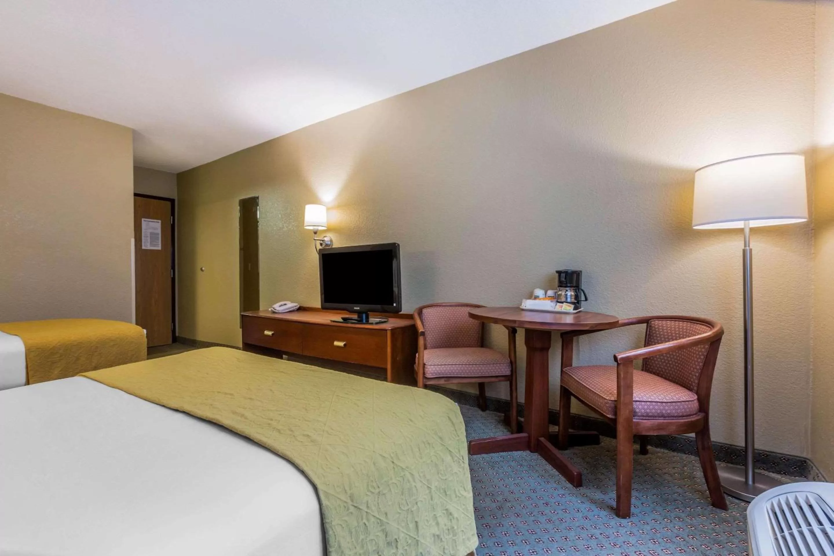 Photo of the whole room, Bed in Quality Inn Hyde Park - Poughkeepsie North