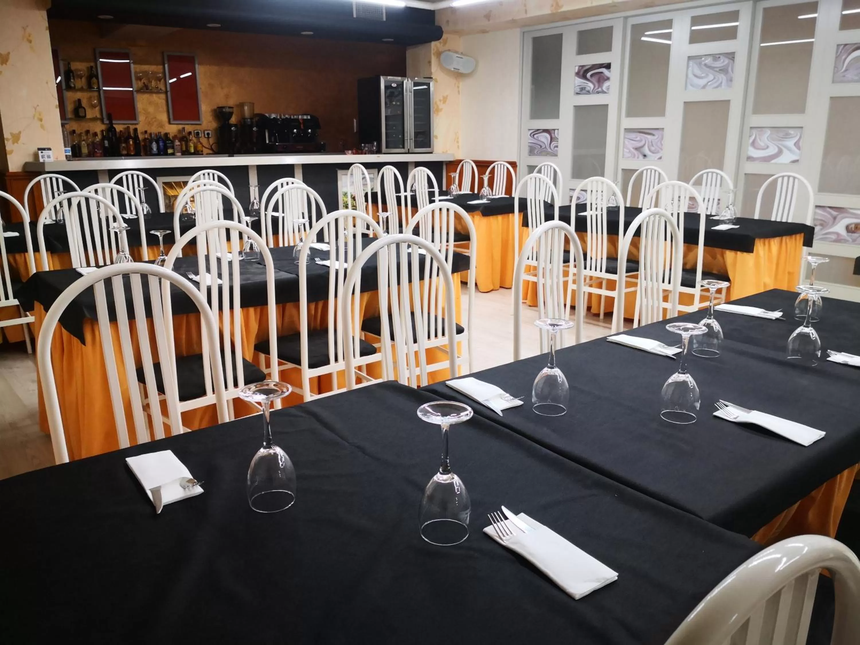 Restaurant/places to eat in Hotel Aro'S