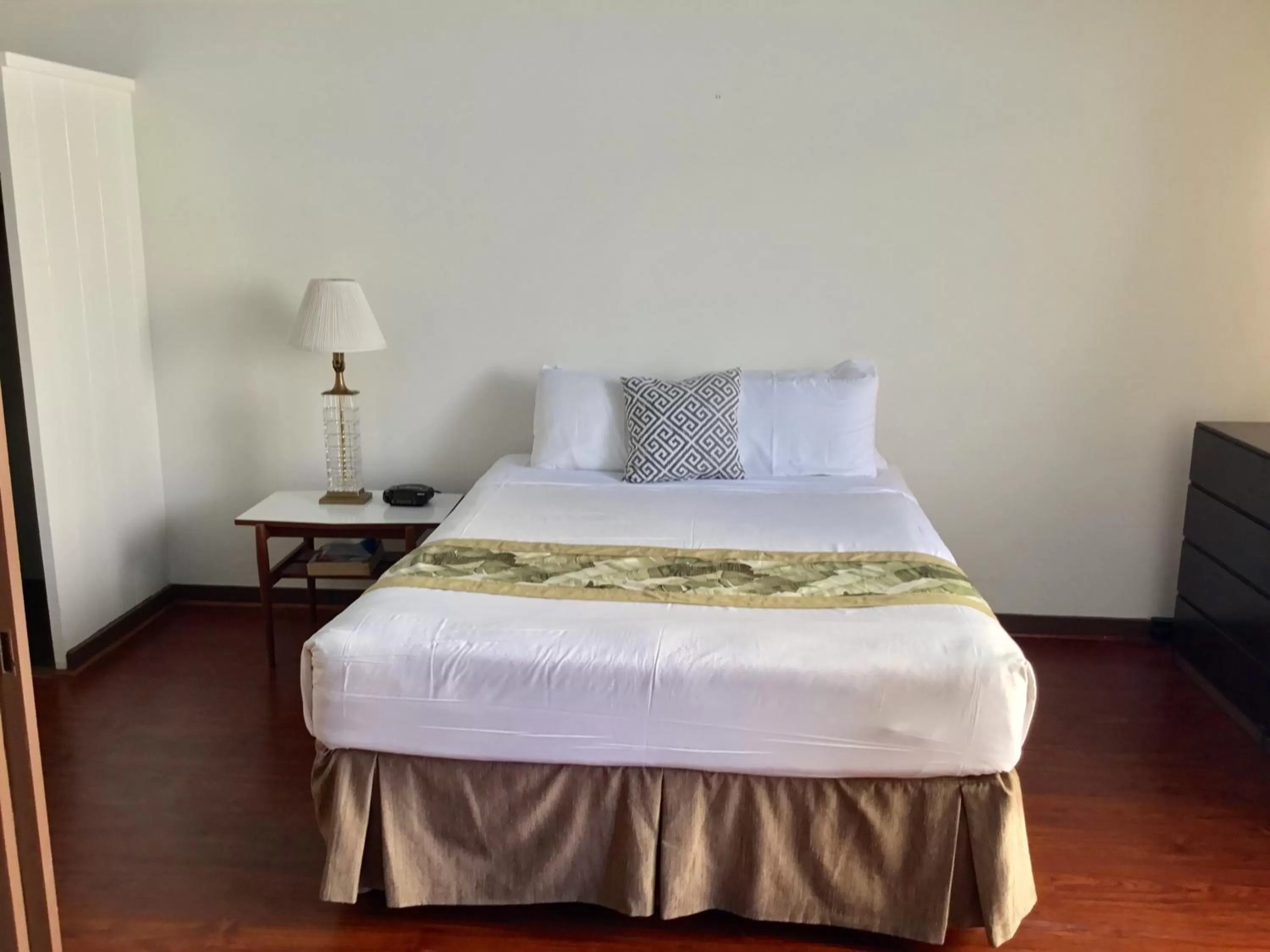 Bed in Holiday Surf Hotel (with full kitchen)