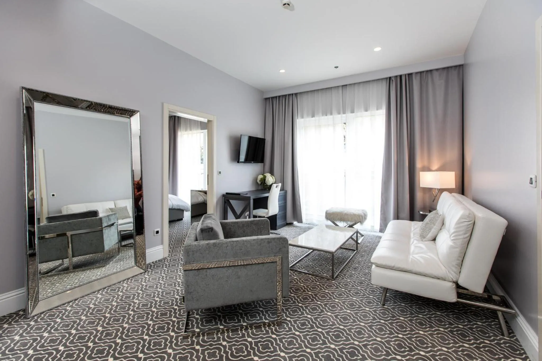 TV and multimedia in Royal Palm Hotel