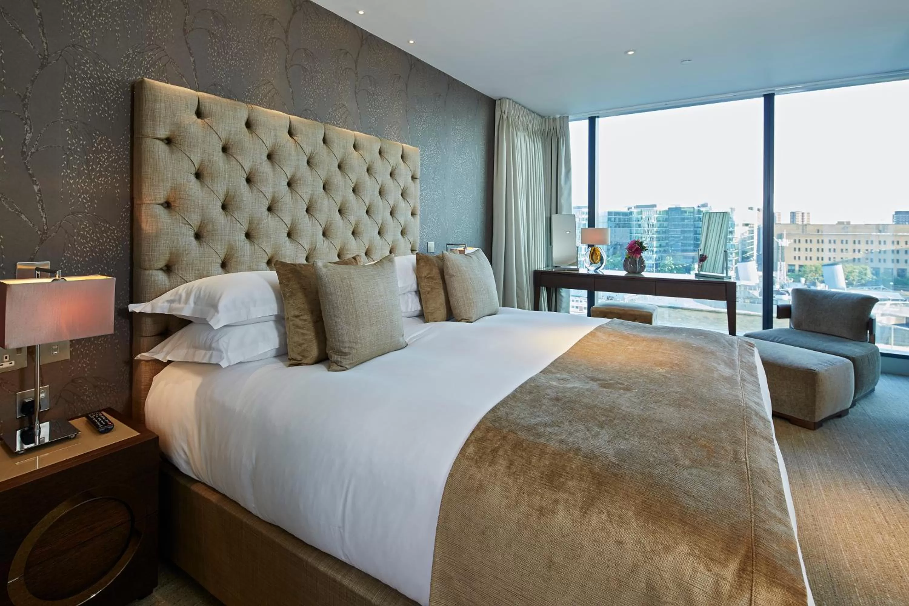 Bedroom, Bed in Cheval Three Quays at The Tower of London