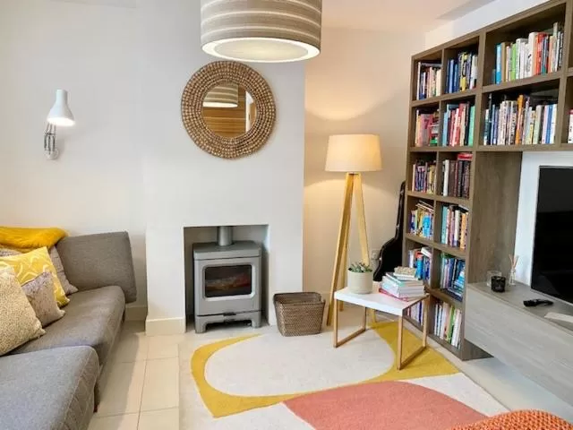 Library in 72 Ashley Road