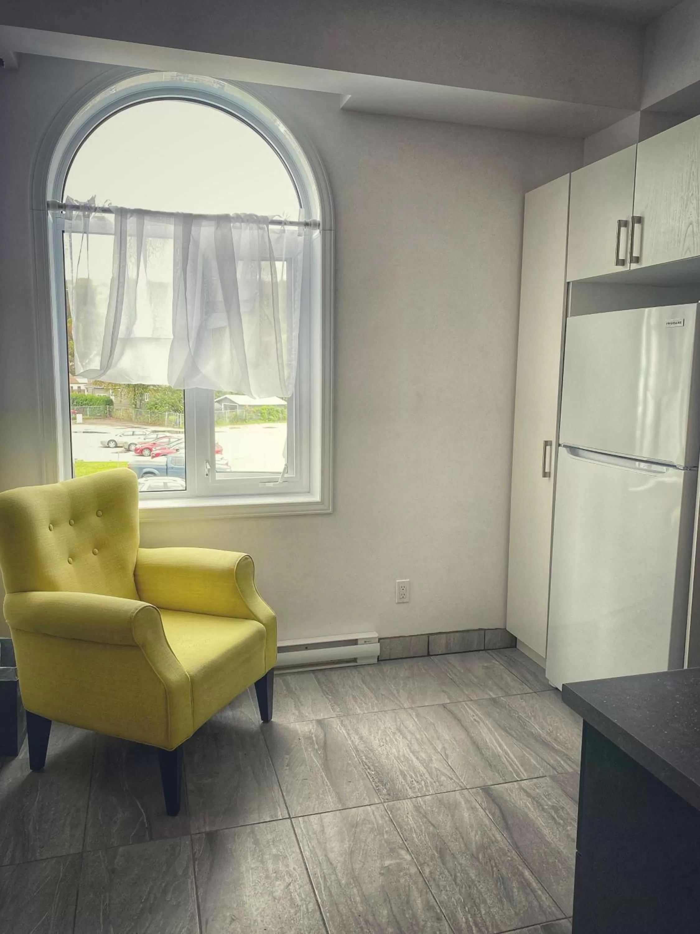 Communal kitchen in Auberge Le St-Alexis