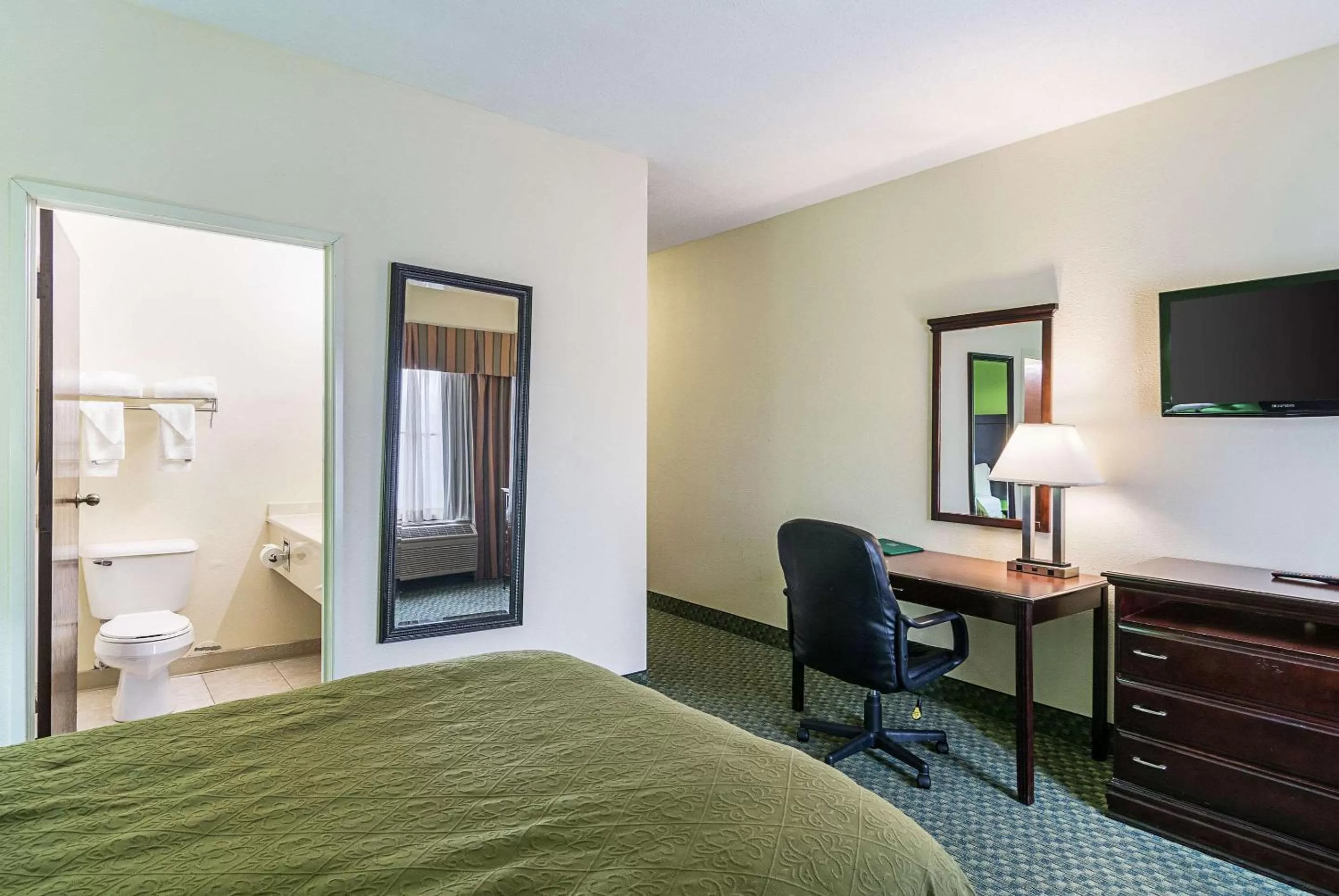 Photo of the whole room, Bed in Quality Inn & Suites Harvey - Chicago Southland
