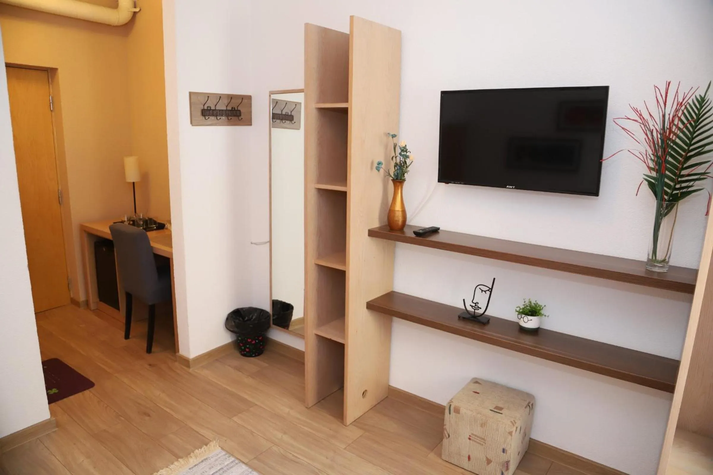 TV and multimedia, TV/Entertainment Center in Motel Deny