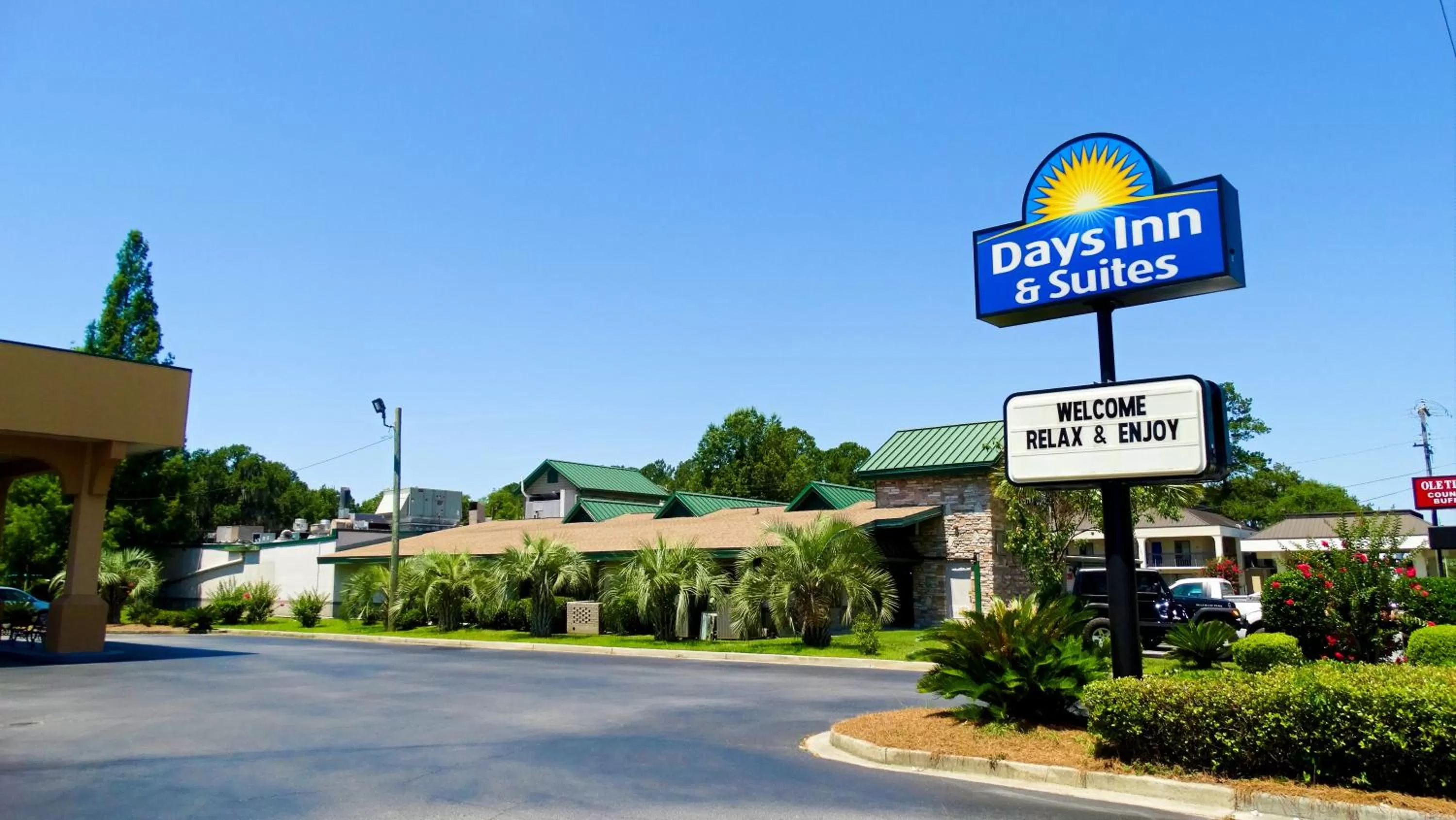 Property building in Days Inn & Suites by Wyndham Savannah Midtown