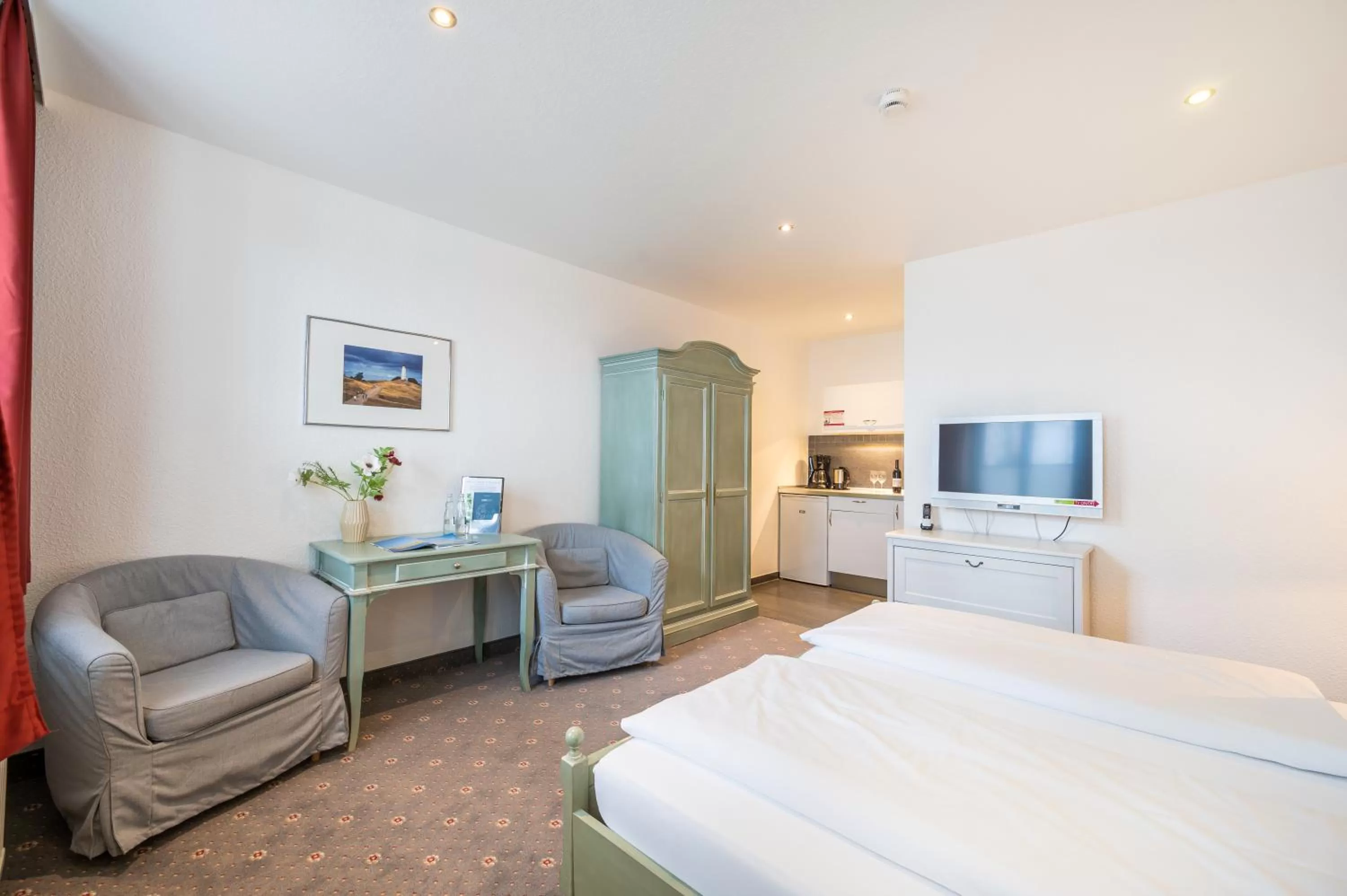 Photo of the whole room, TV/Entertainment Center in Hotel Villa Neander