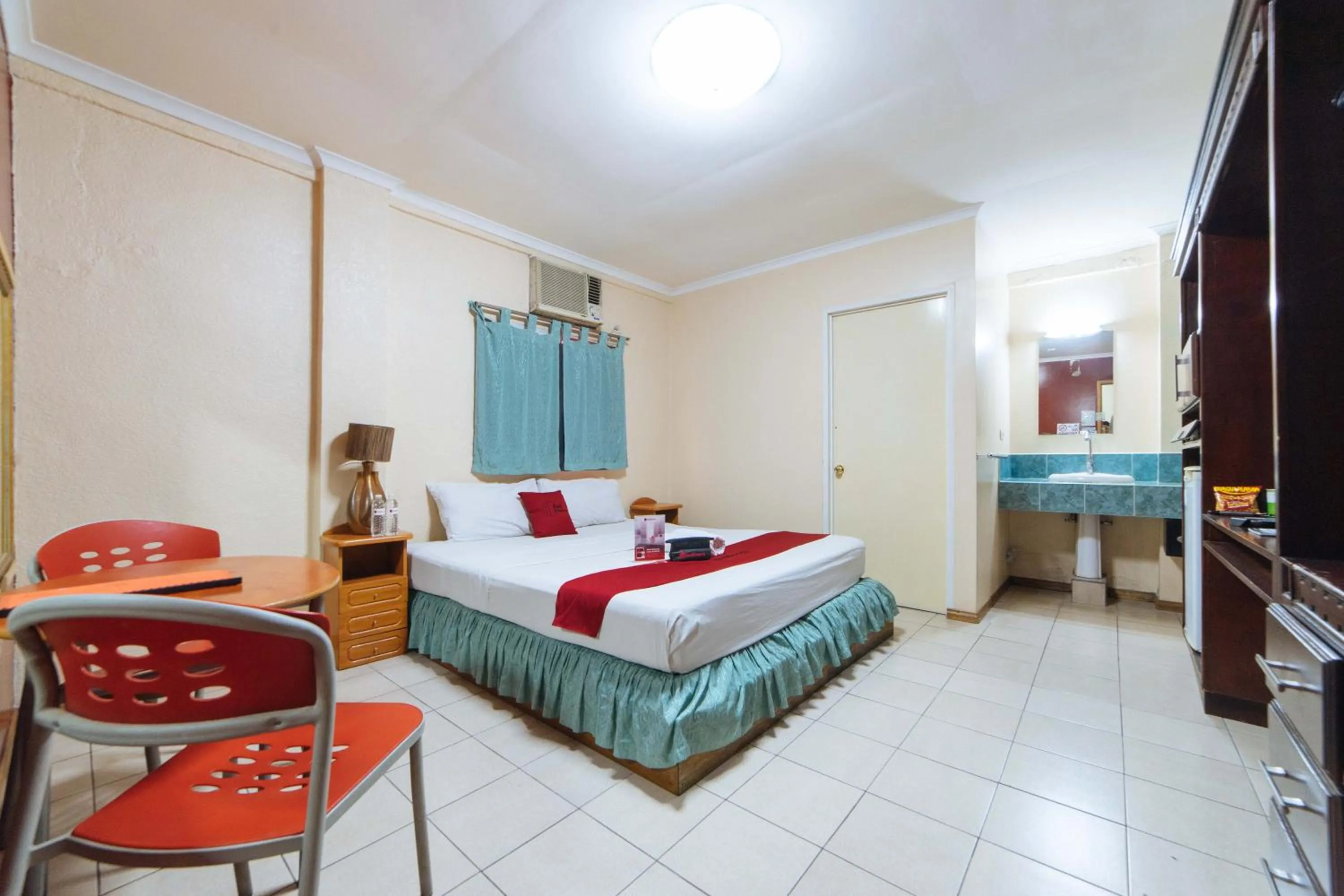 TV and multimedia, Bed in RedDoorz @ Clarkview 21st Street Angeles City