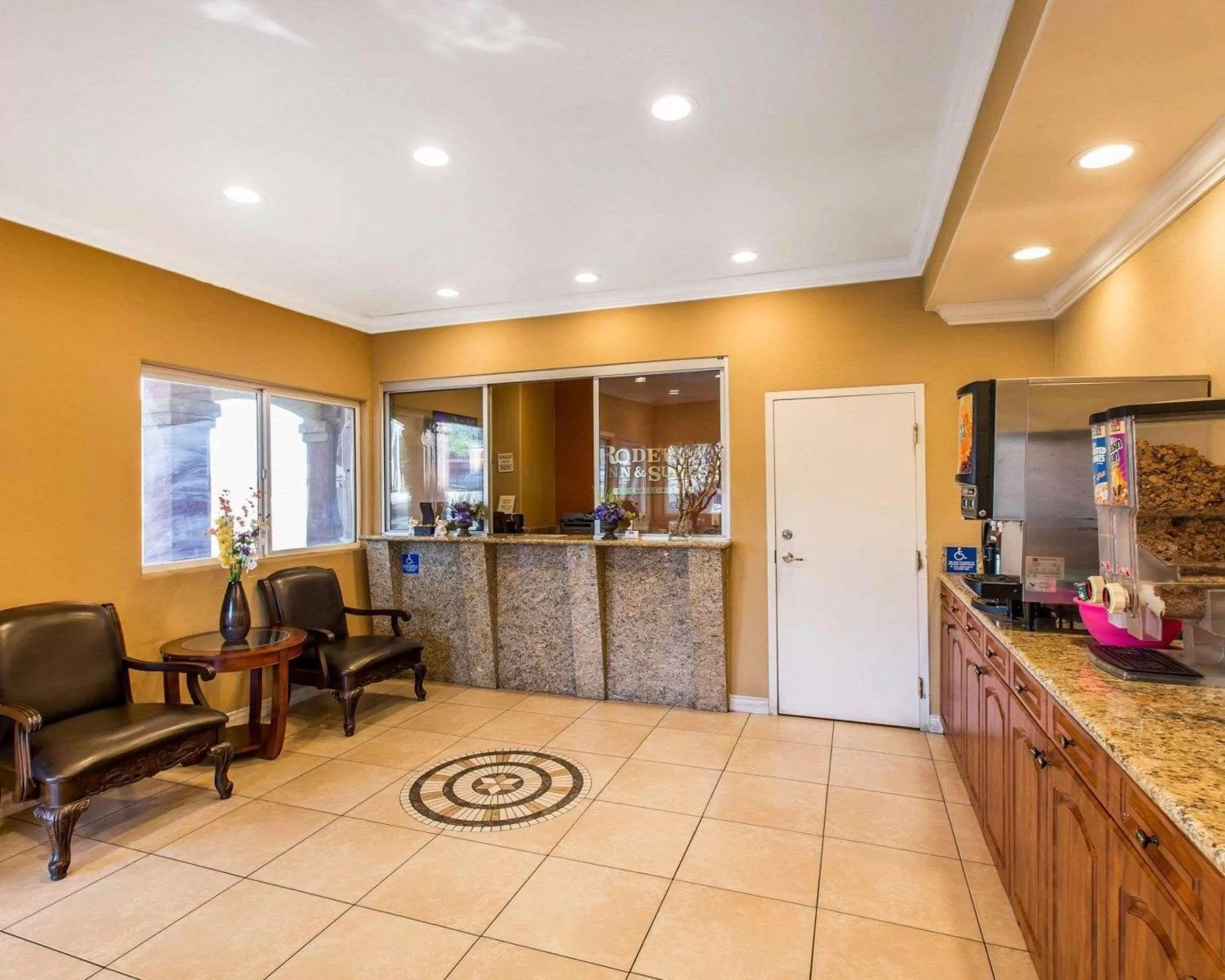 Lobby or reception in Rodeway Inn & Suites Corona