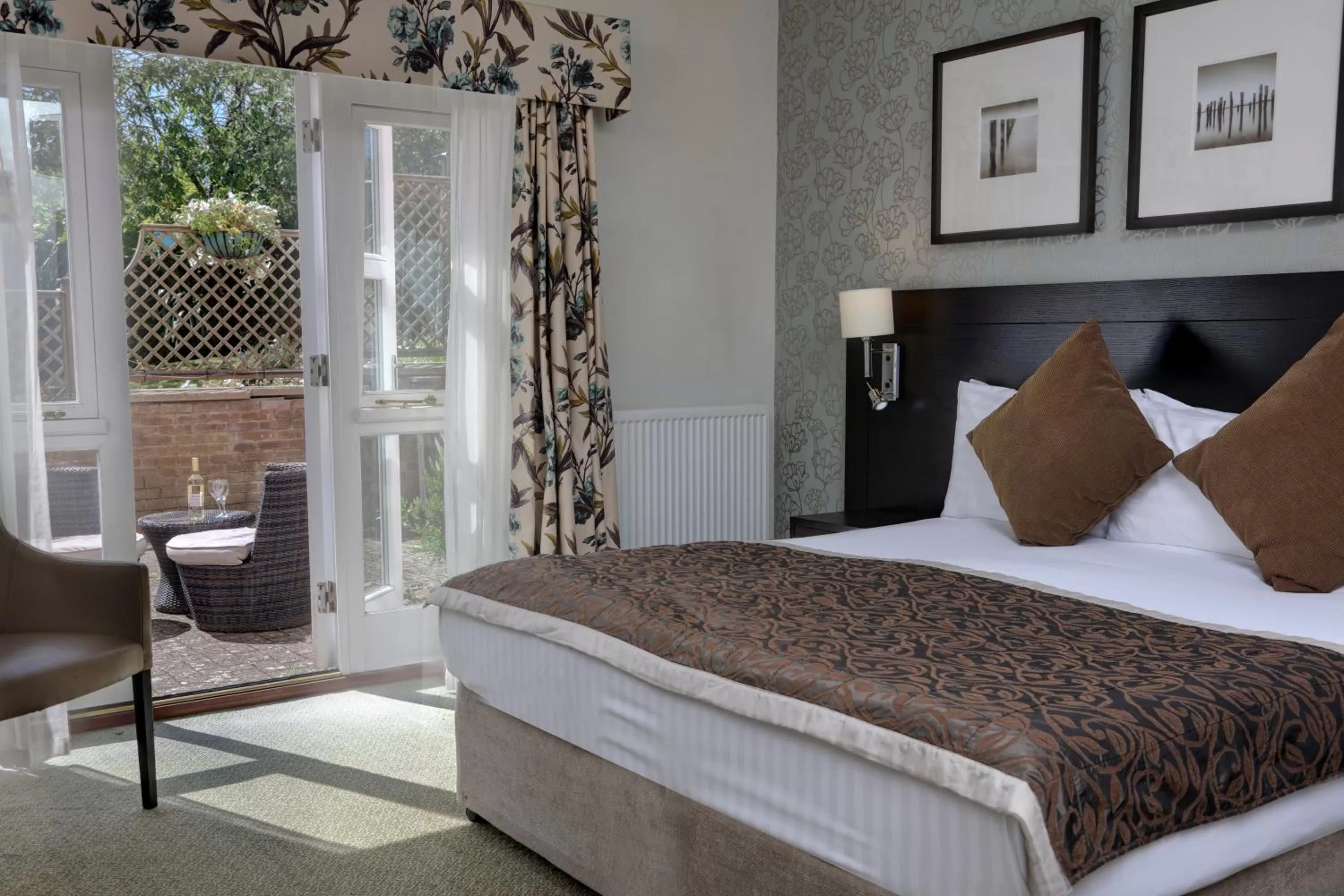 Photo of the whole room in Norfolk Royale Hotel